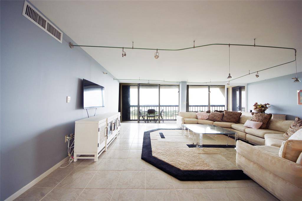 West Palm Beach, FL 33401,2480 Presidential Way #1903