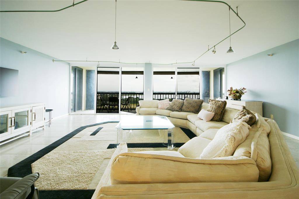 West Palm Beach, FL 33401,2480 Presidential Way #1903