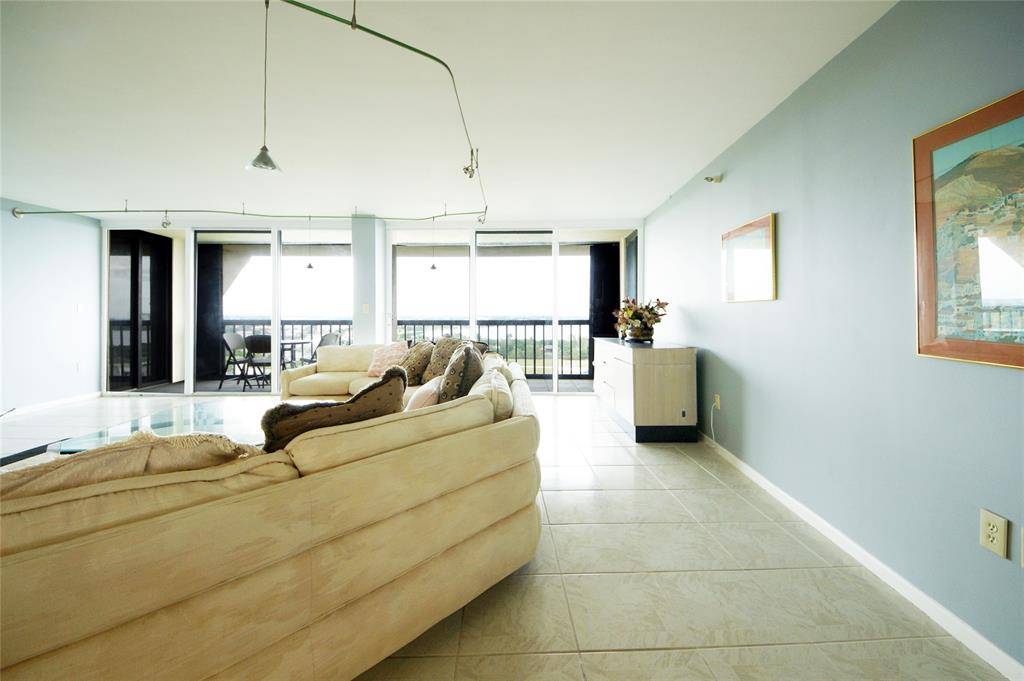 West Palm Beach, FL 33401,2480 Presidential Way #1903