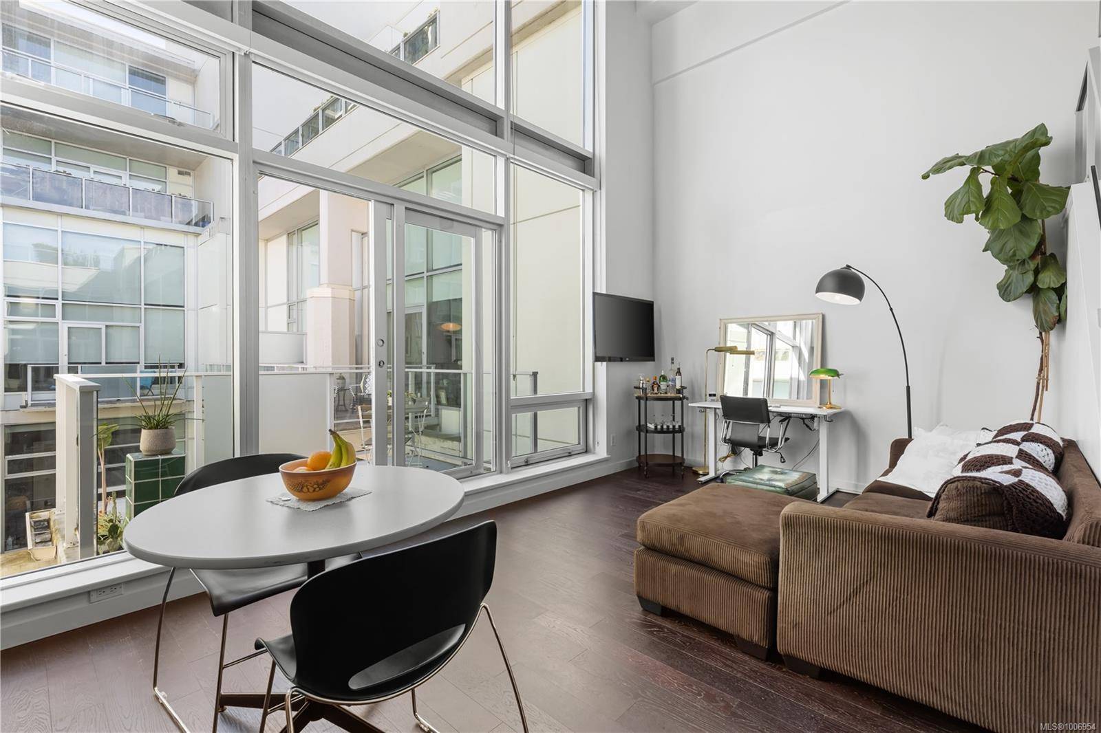 Victoria, BC V8W 0B8,770 Fisgard St #413