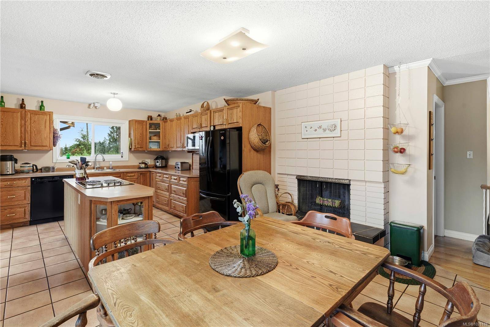 Saanich, BC V8Y 1G5,833 Alvarado Terr