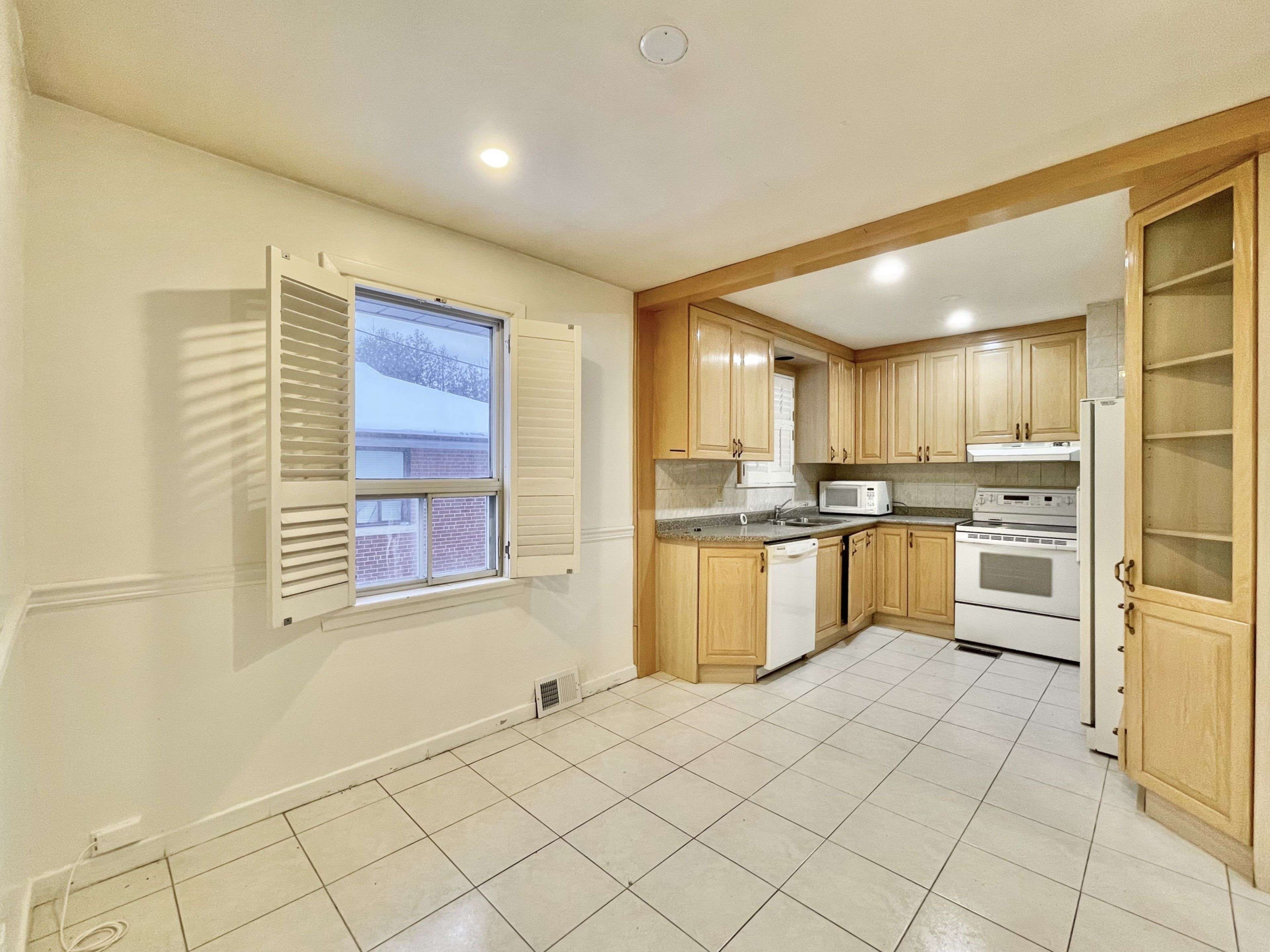 Toronto C14, ON M2M 2P9,14 Madawaska AVE #Main