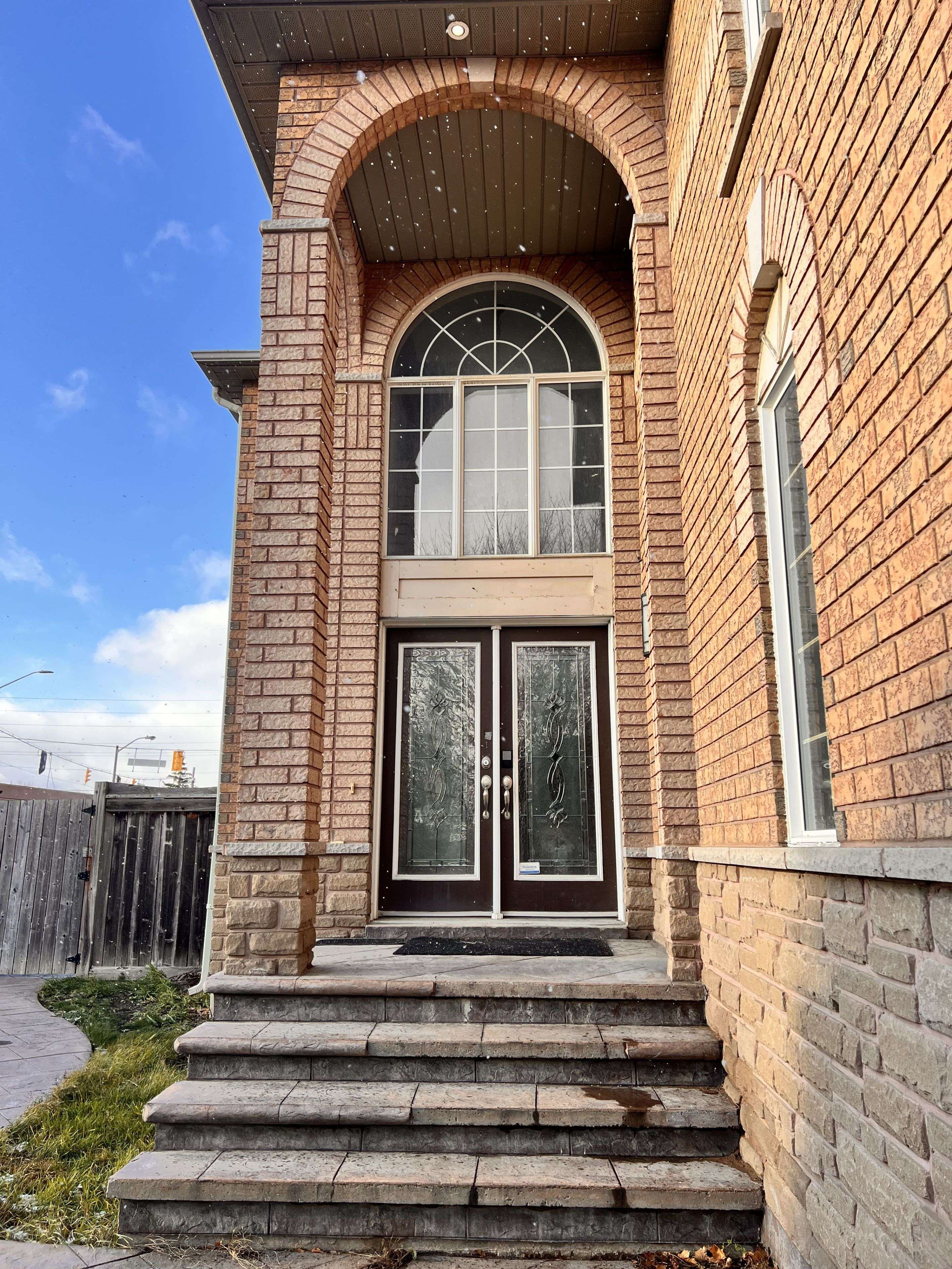 Brampton, ON L7A 1J4,2 Southbend DR S