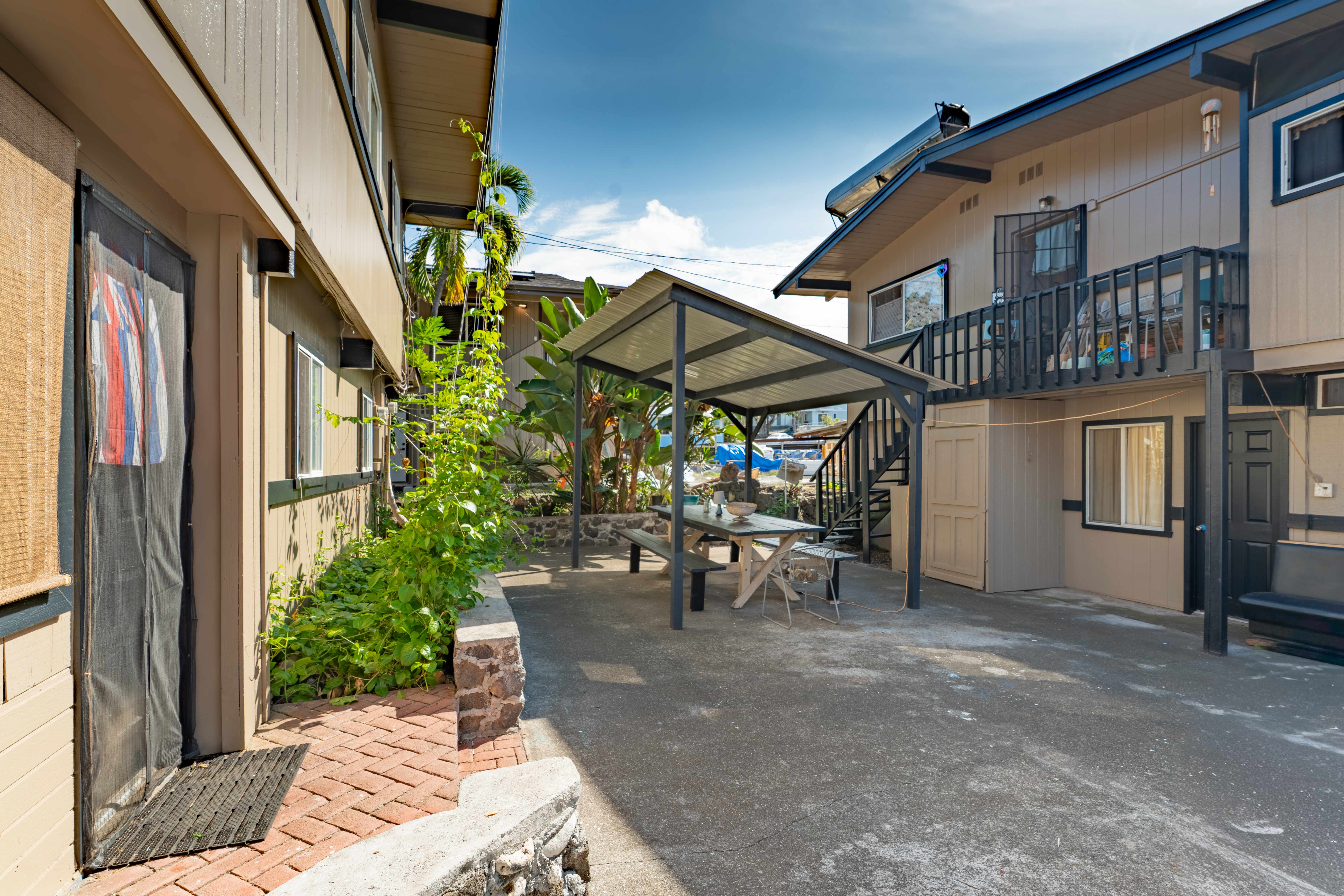 Kailua-kona, HI 96740,75-195 ALA ONAONA ST