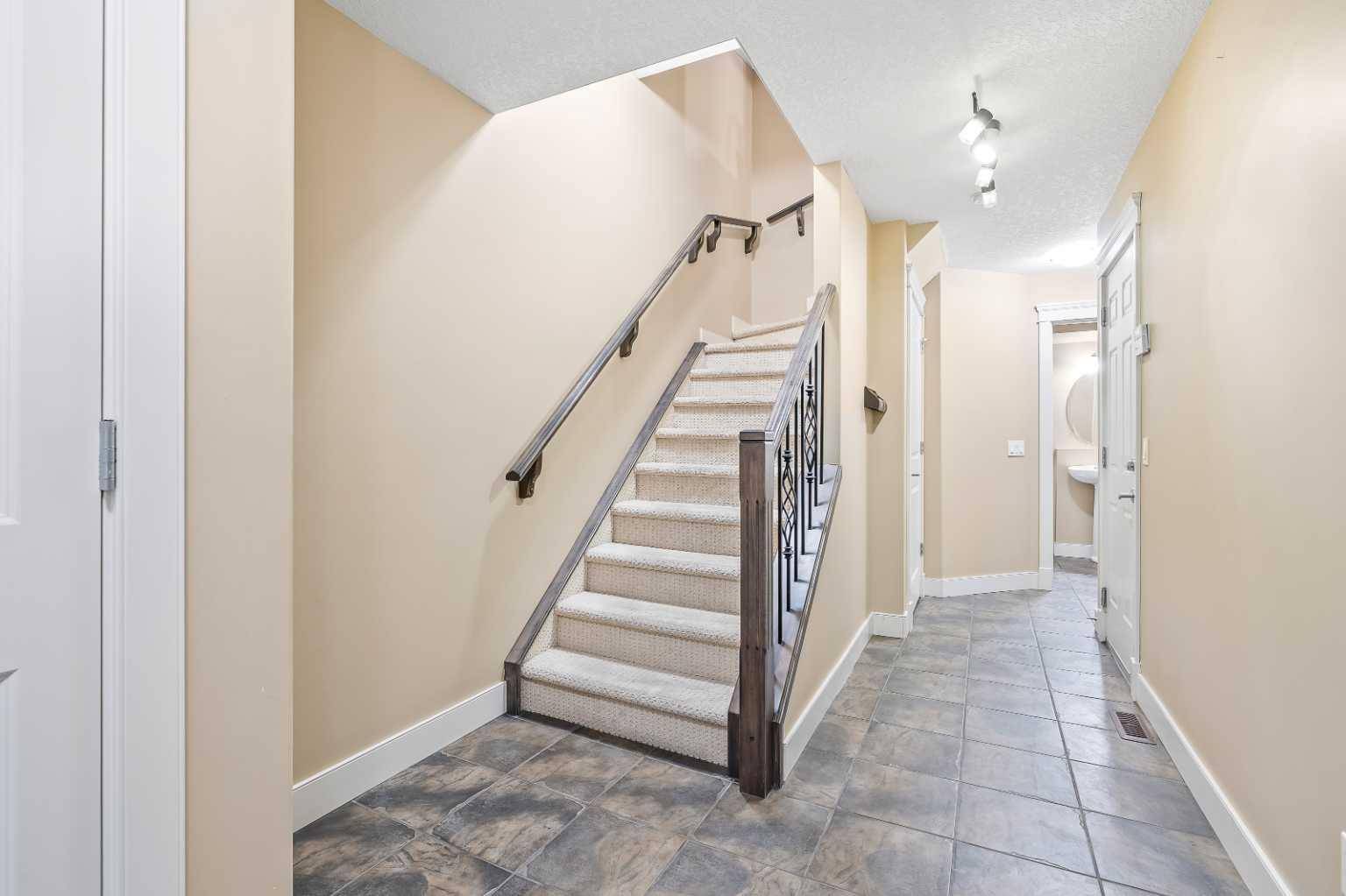 Calgary, AB T3H 5X2,10 Discovery Ridge HL SW #402