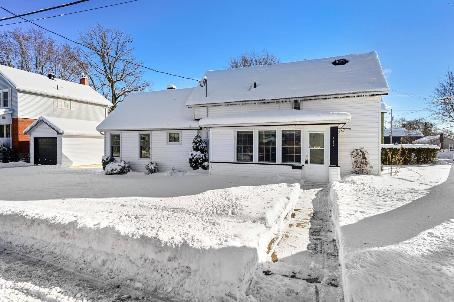 Brockville, ON K6V 1L6,189 James ST E