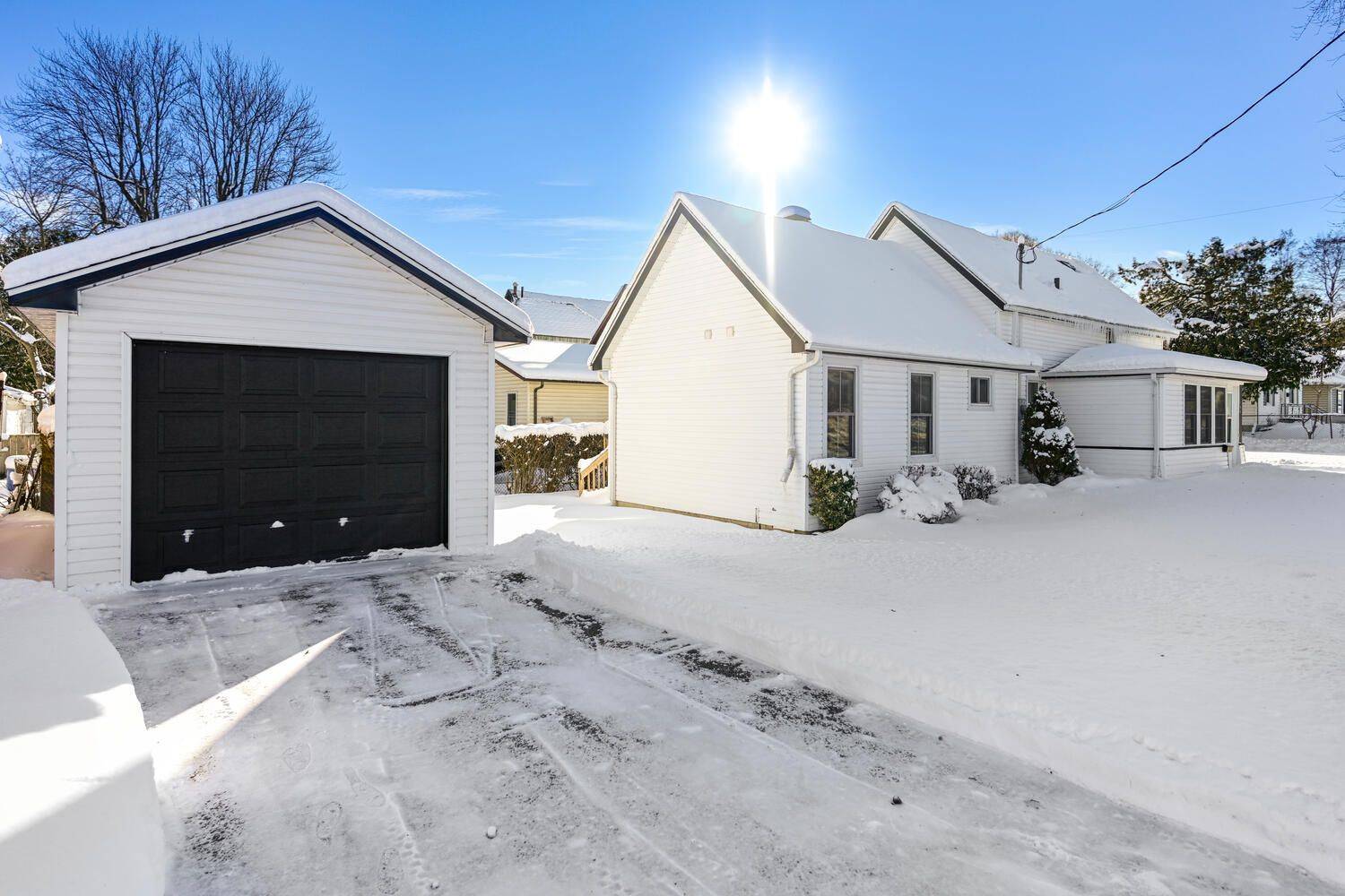 Brockville, ON K6V 1L6,189 James ST E