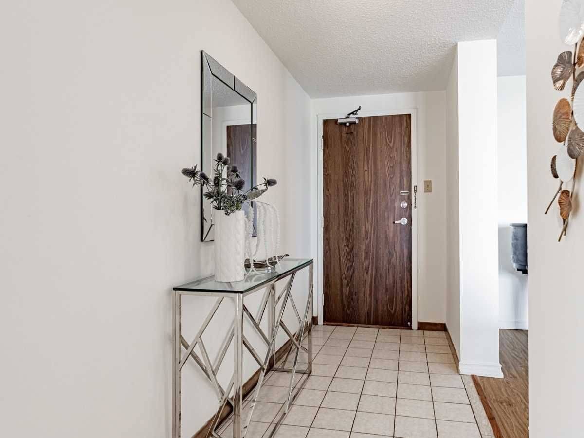 Toronto C07, ON M2R 3N1,100 Antibes DR #2004