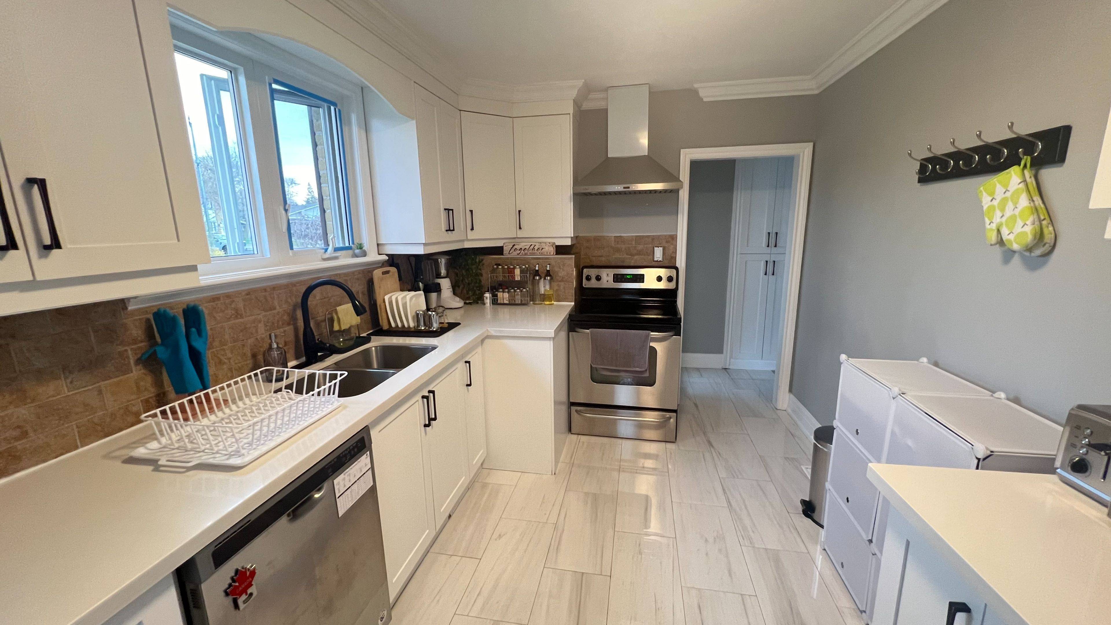 Richmond Hill, ON L4C 3H9,301 Browndale CRES #Main