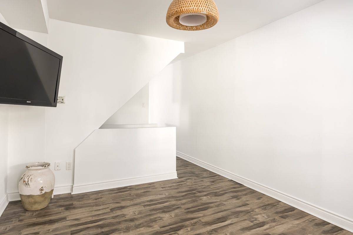 Toronto E03, ON M4C 2E7,801 Sammon AVE