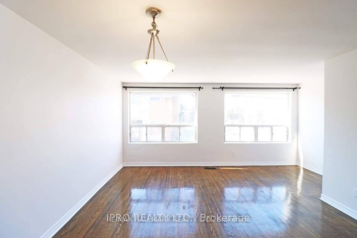 Toronto E03, ON M4C 4E5,1237E Woodbine AVE