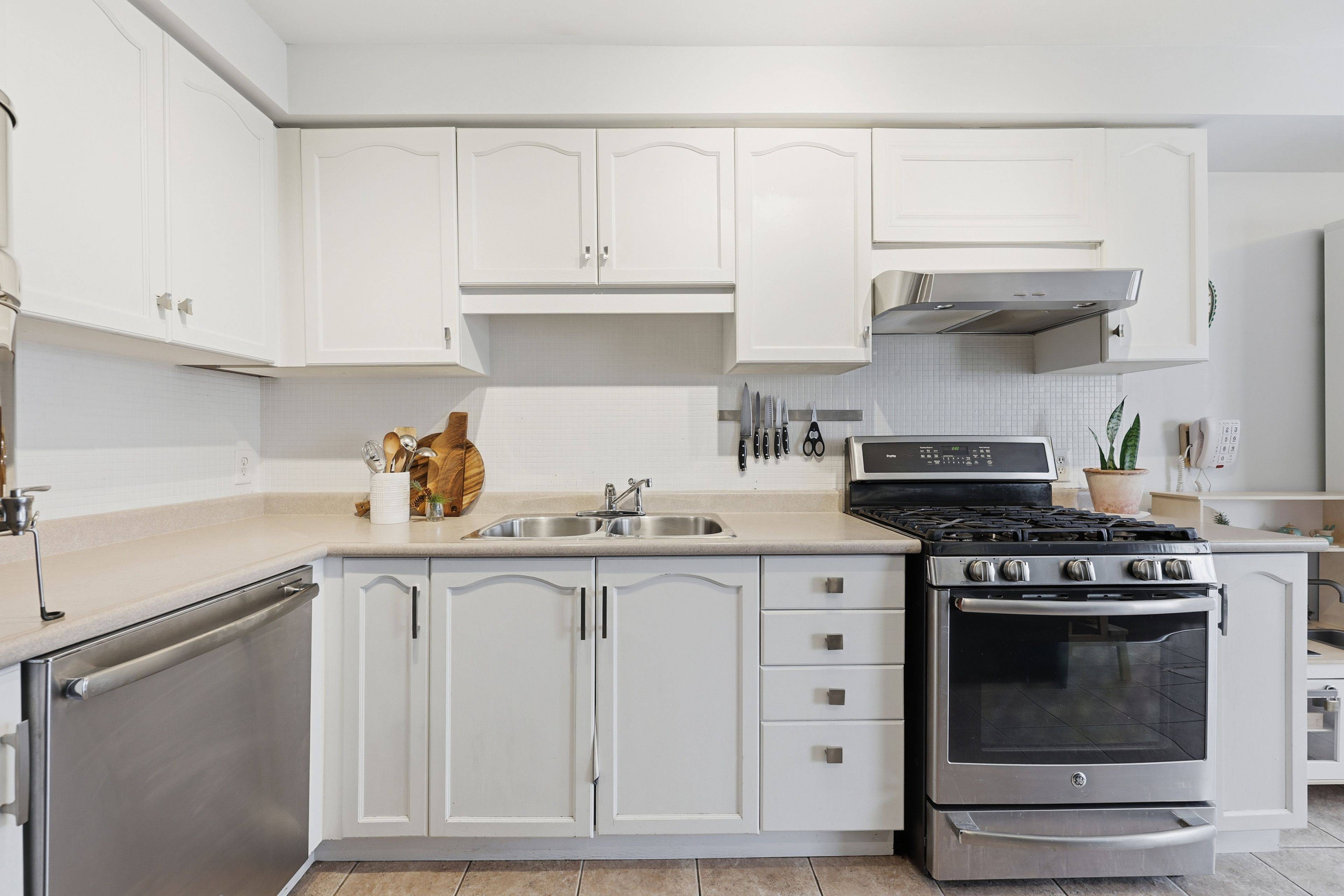 Hamilton, ON L8J 3W5,348 Highland RD W #5