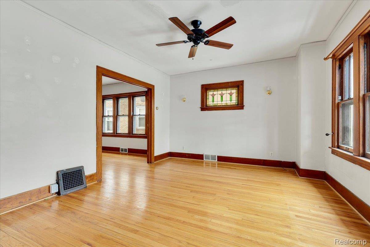 Grosse Pointe Park, MI 48230,1318 Wayburn ST