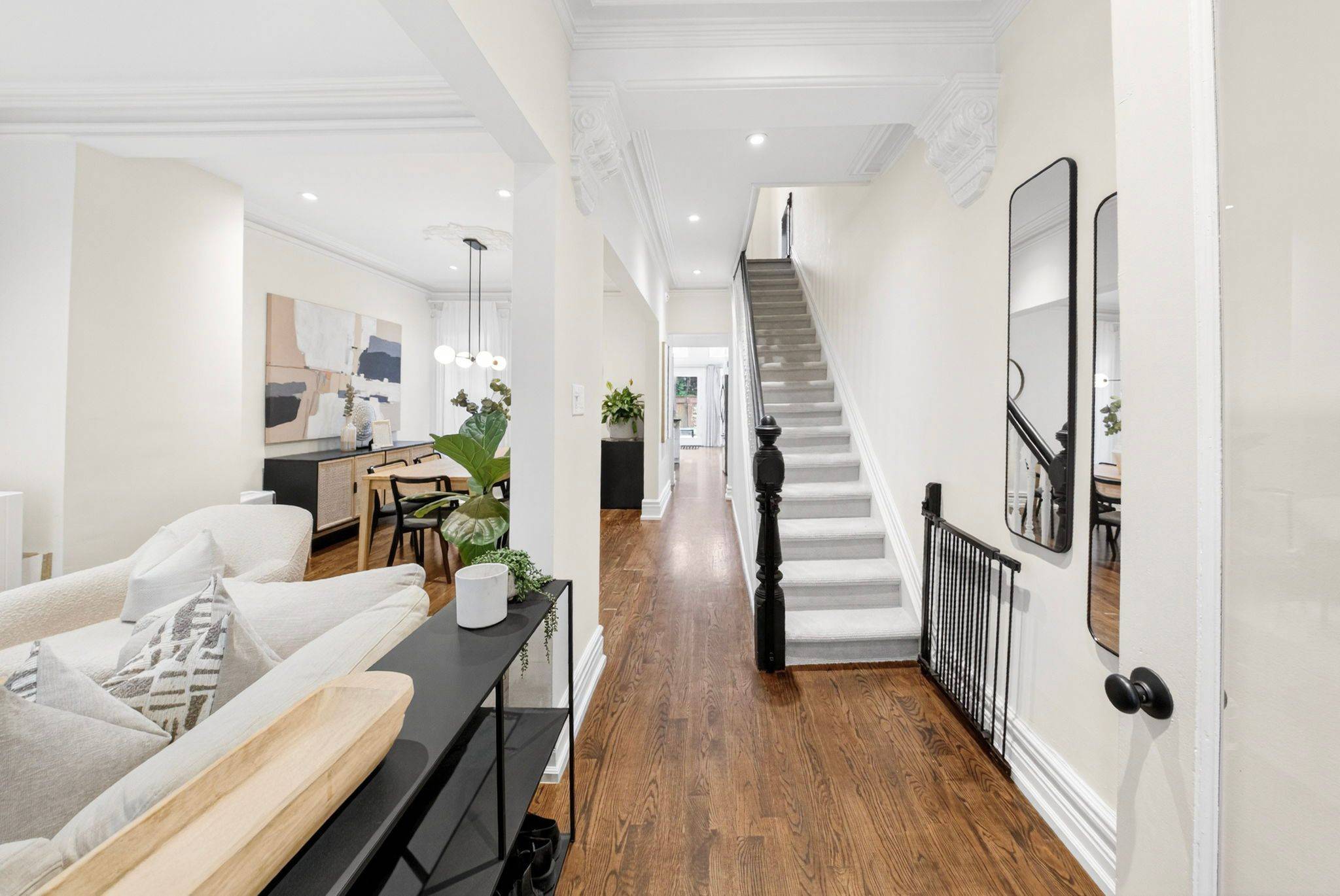 Toronto C02, ON M5R 1W8,198 Macpherson AVE