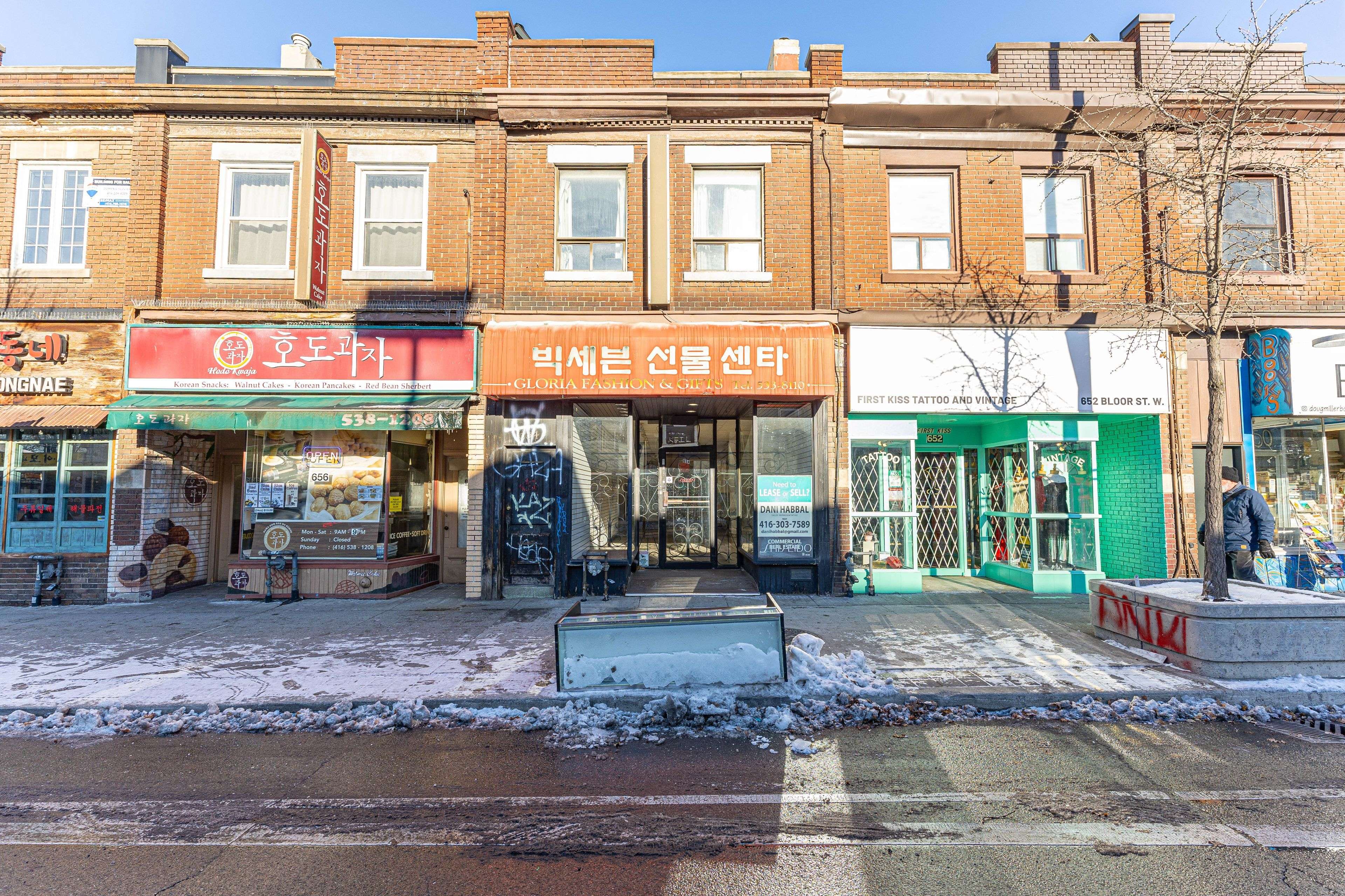 Toronto C02, ON M6G 1K9,654 Bloor ST W