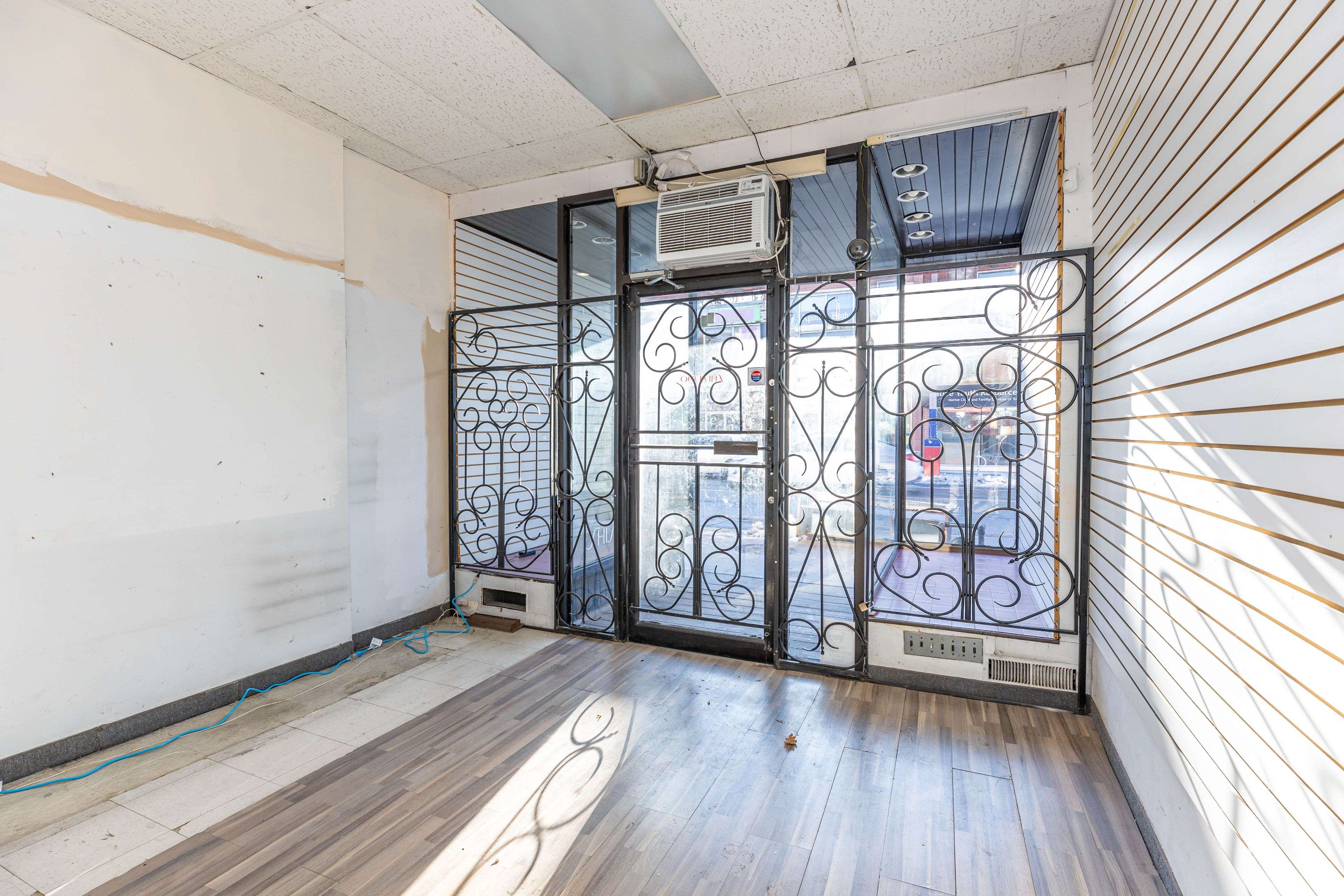 Toronto C02, ON M6G 1K9,654 Bloor ST W