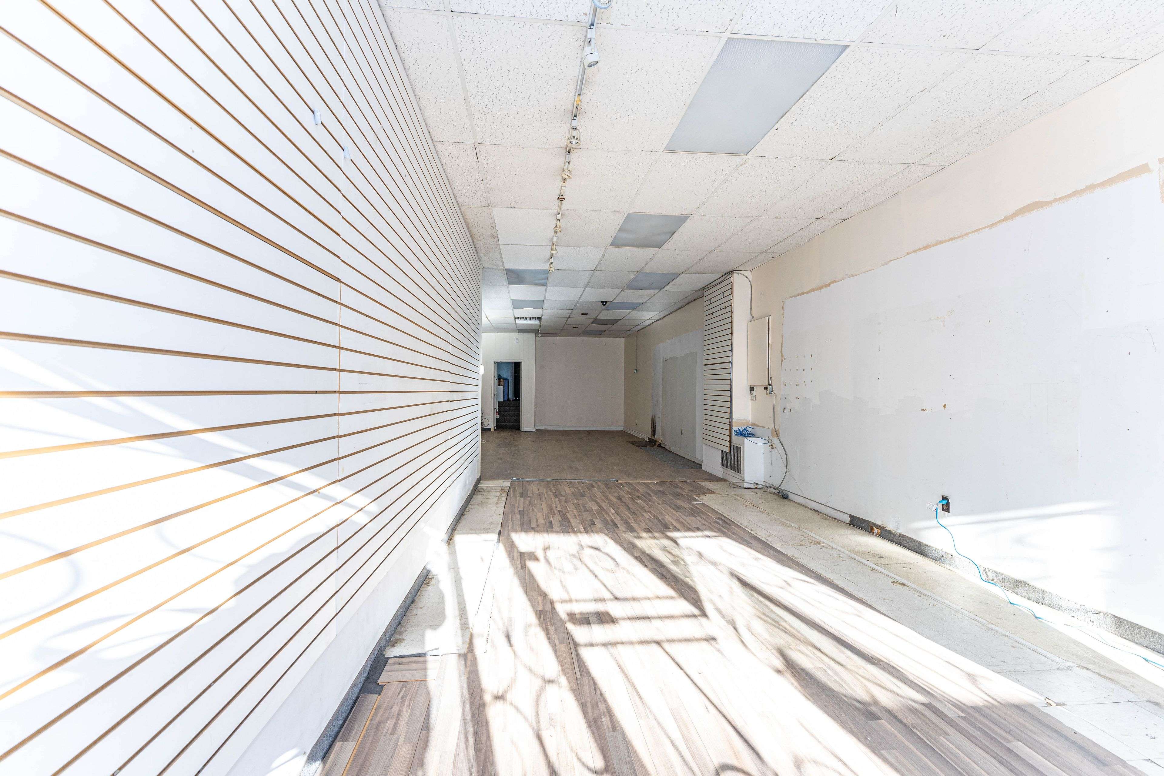 Toronto C02, ON M6G 1K9,654 Bloor ST W