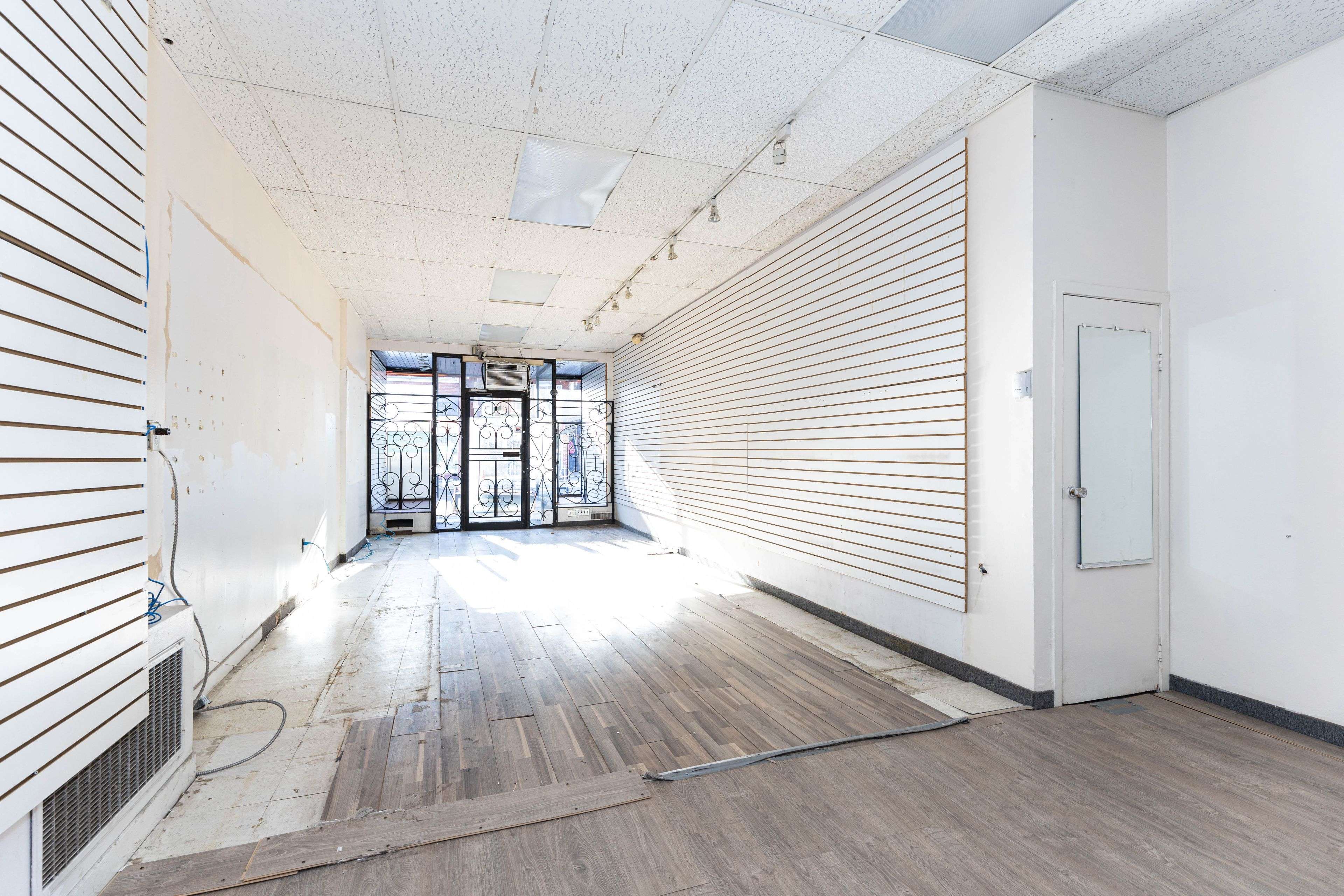 Toronto C02, ON M6G 1K9,654 Bloor ST W