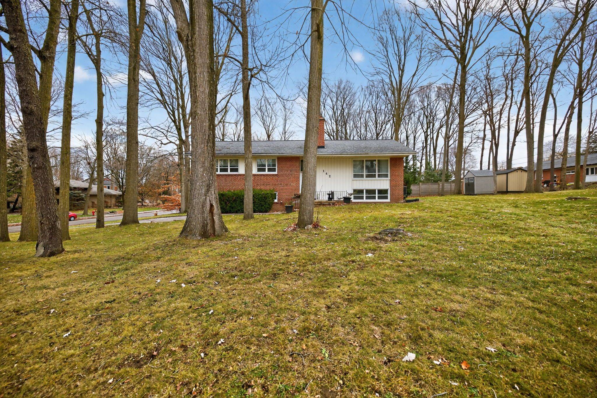 Newmarket, ON L3Y 1W3,142 Beechwood CRES