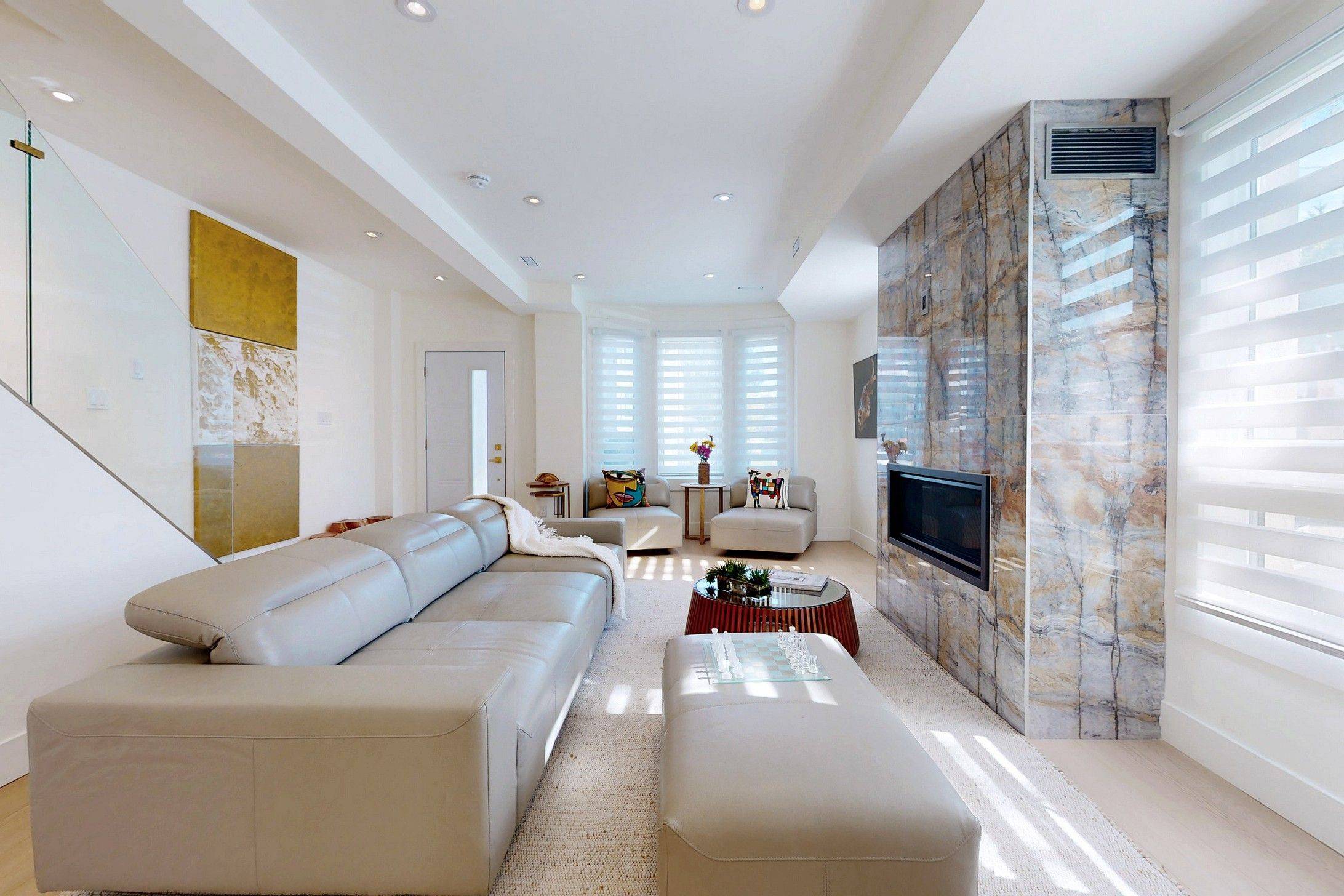 Toronto E04, ON M1L 2R1,22 Pitt AVE