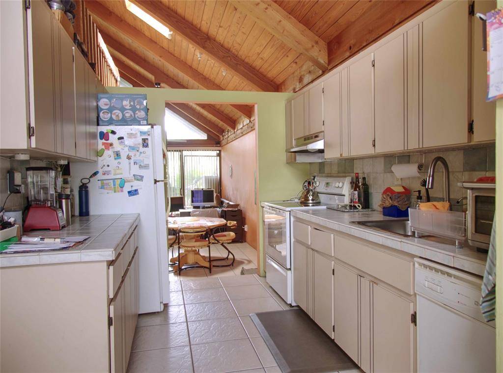 Plantation, FL 33324,521 N University Dr #3-8