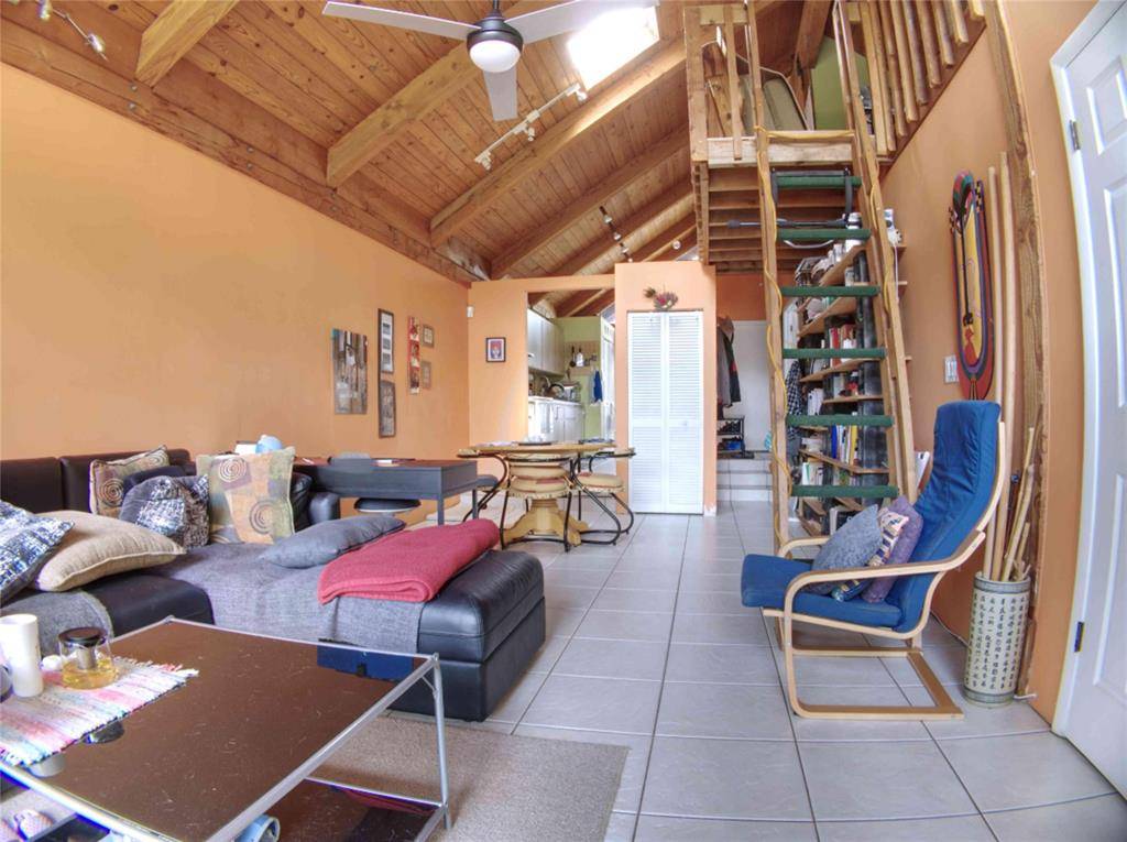 Plantation, FL 33324,521 N University Dr #3-8