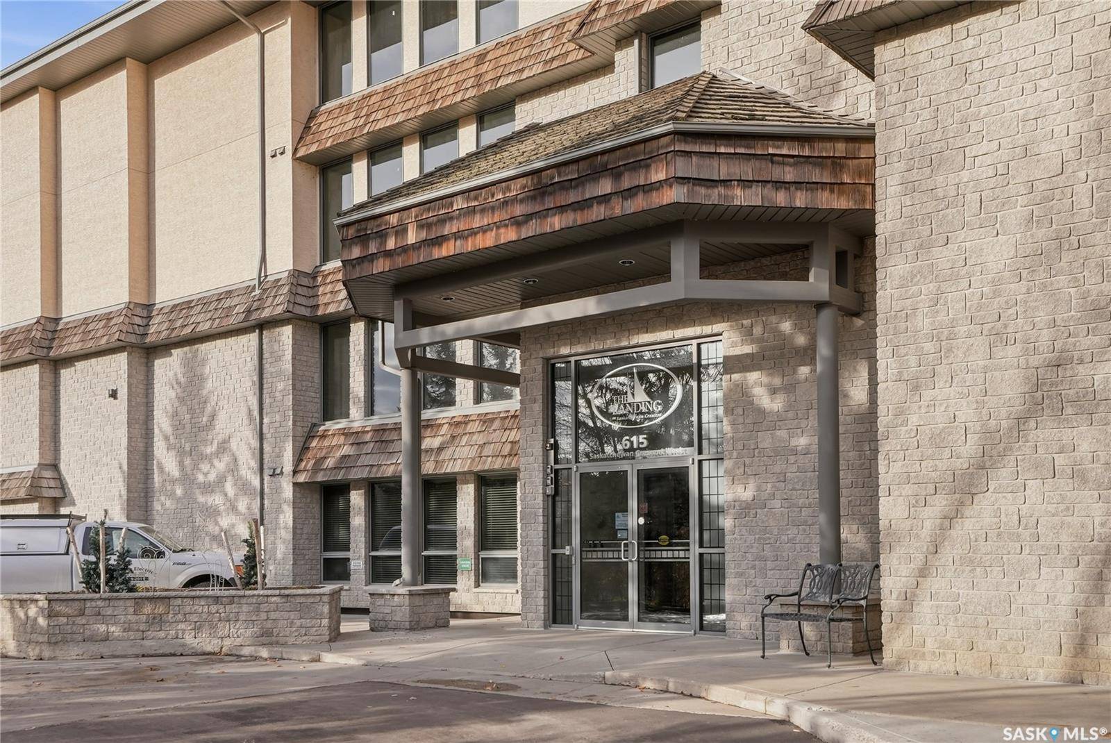 Saskatoon, SK S7M 0A5,615 Saskatchewan CRESCENT W #207