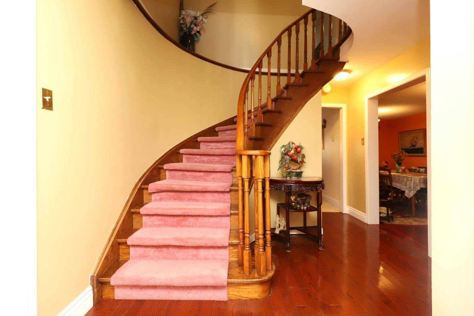 Mississauga, ON L5C 4M4,4272 Wakefield CRES