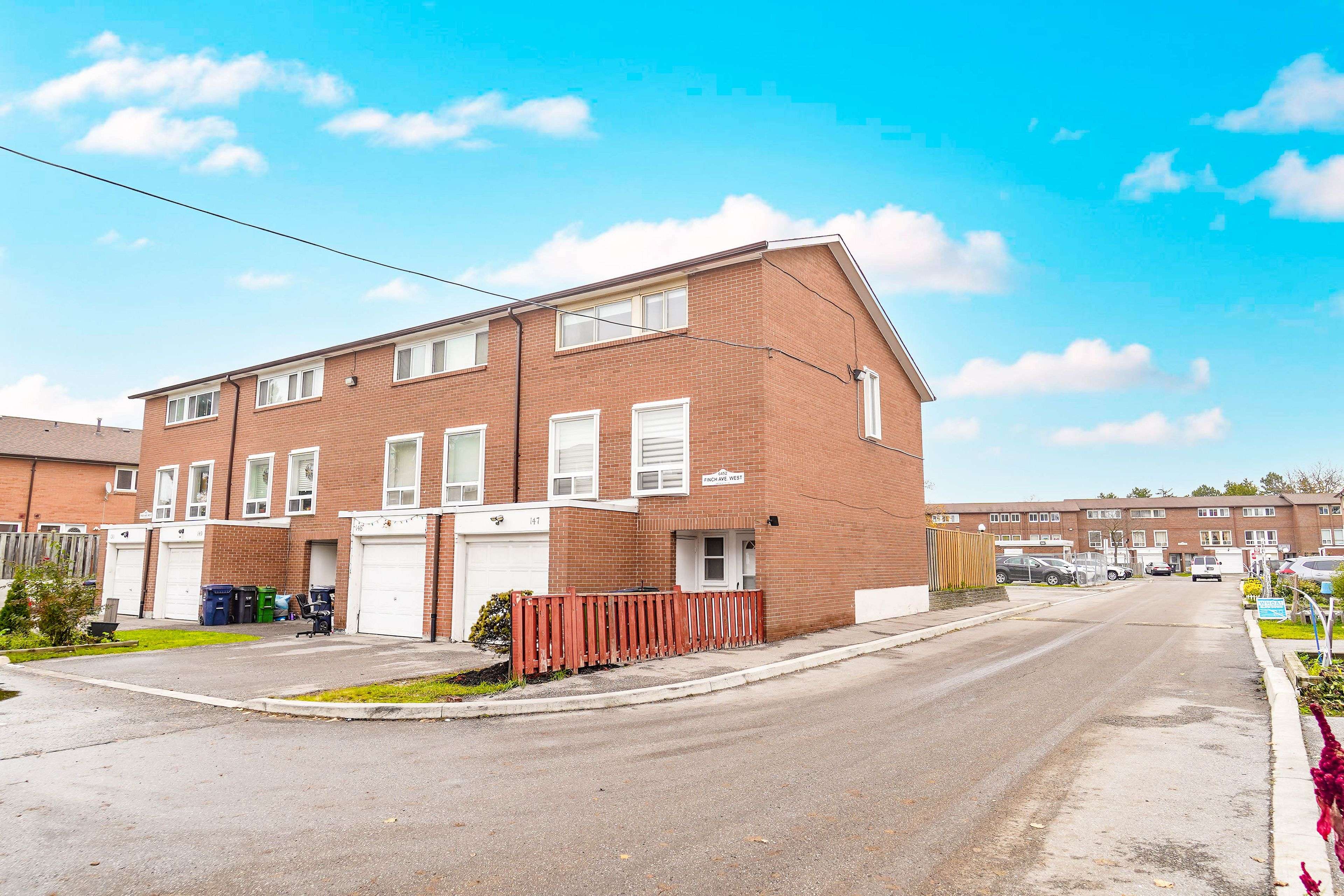 Toronto W10, ON M9V 1T4,6452 Finch AVE W #147