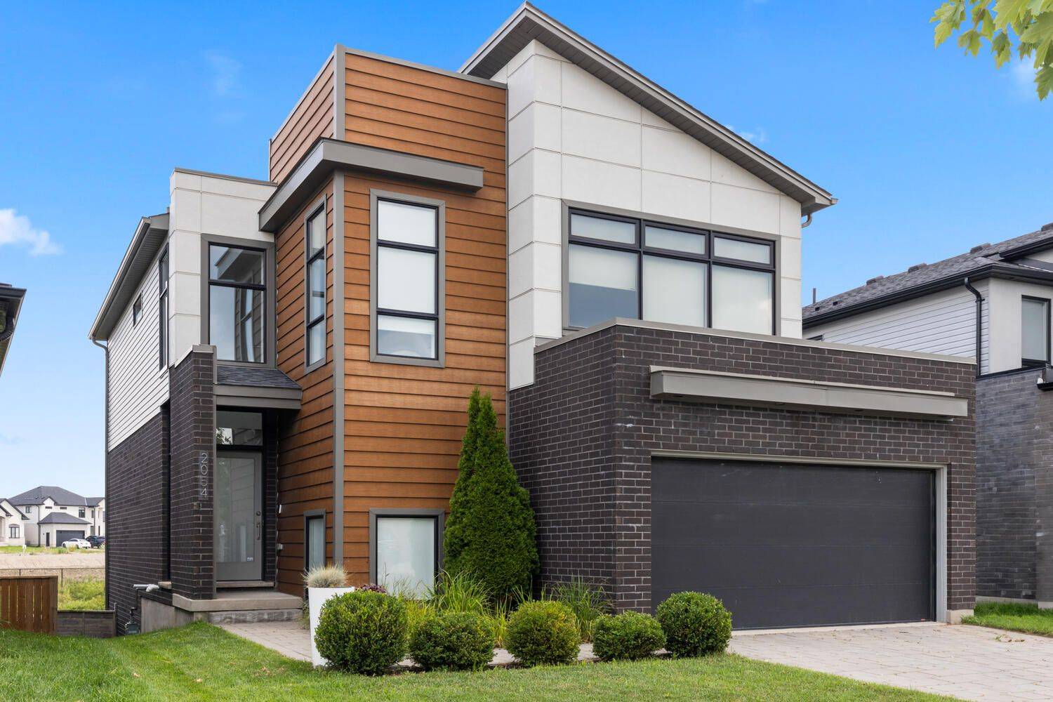 London North, ON N6G 5B4,2054 Wateroak DR