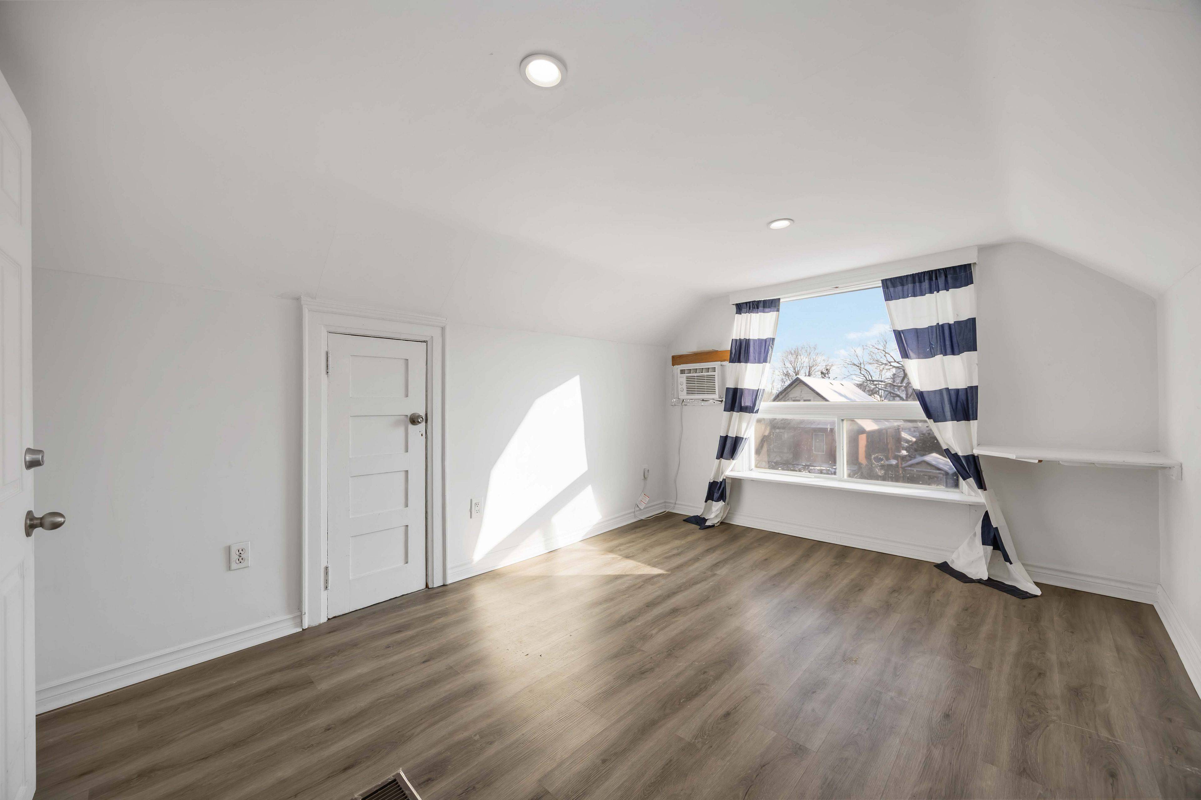 Oshawa, ON L1G 1T3,140 Elgin ST E #Unit 4