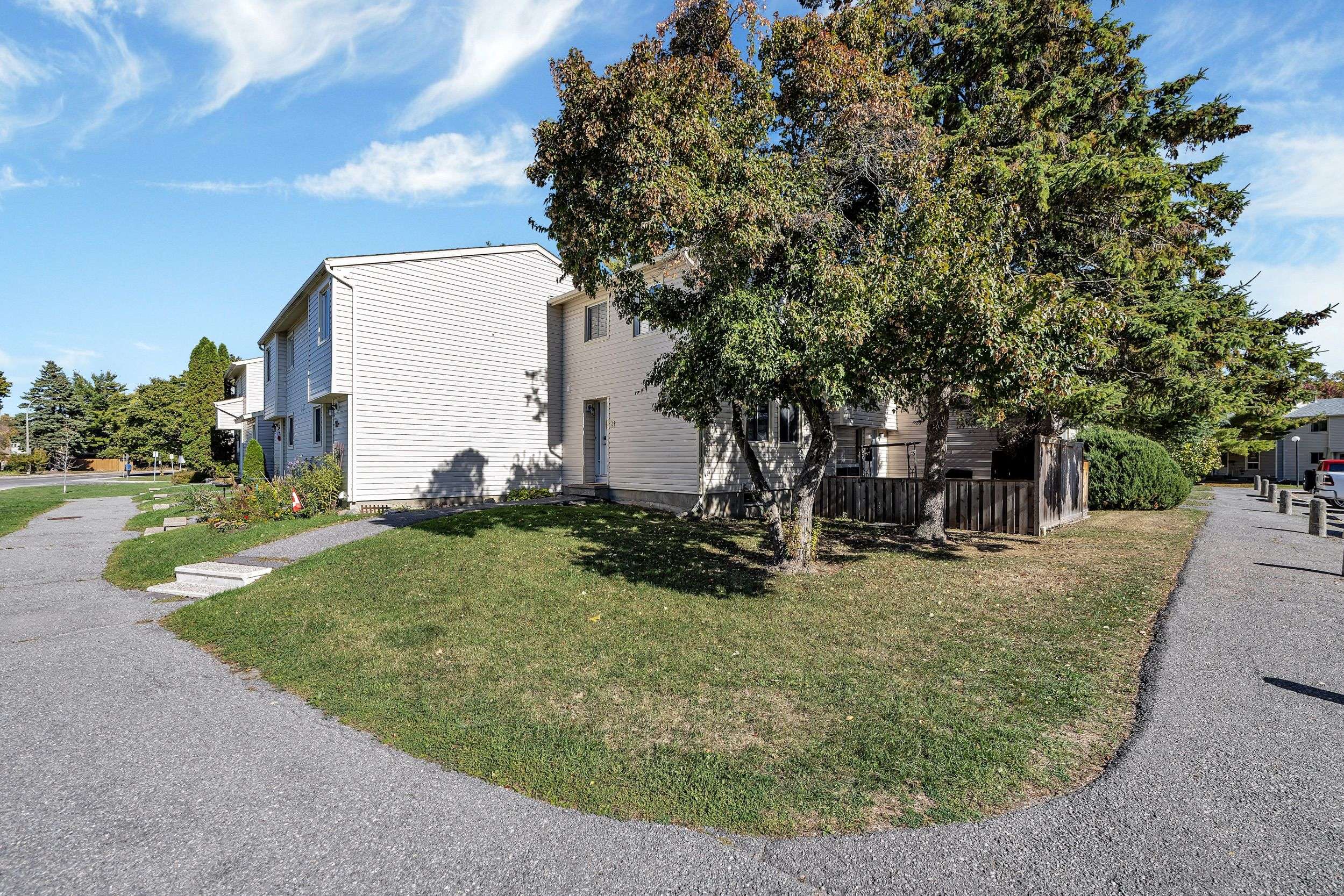 Barrhaven, ON K2J 1M8,31 Malvern DR #10