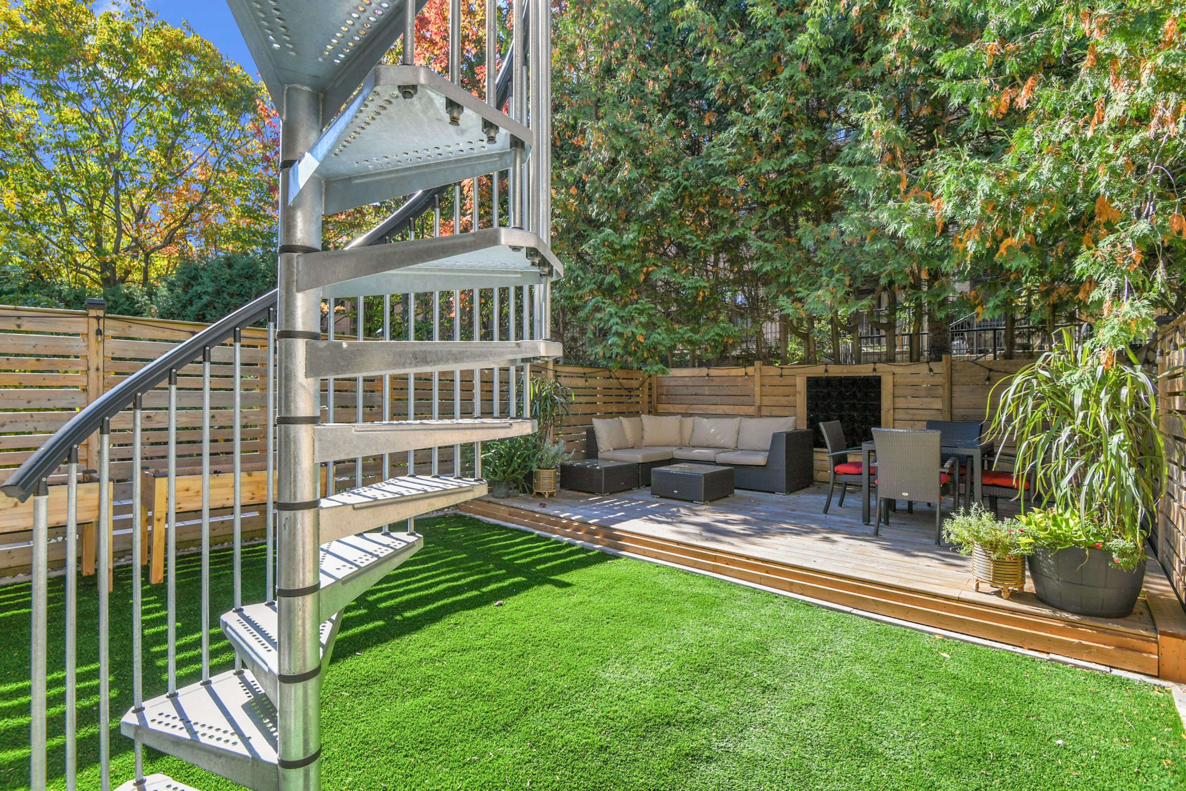 New Edinburgh - Lindenlea, ON K1M 2A4,21 Noel ST #B