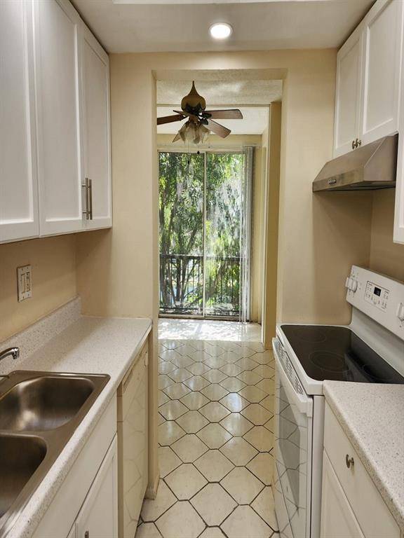 Lauderhill, FL 33319,3660 INVERRARY DR #3L