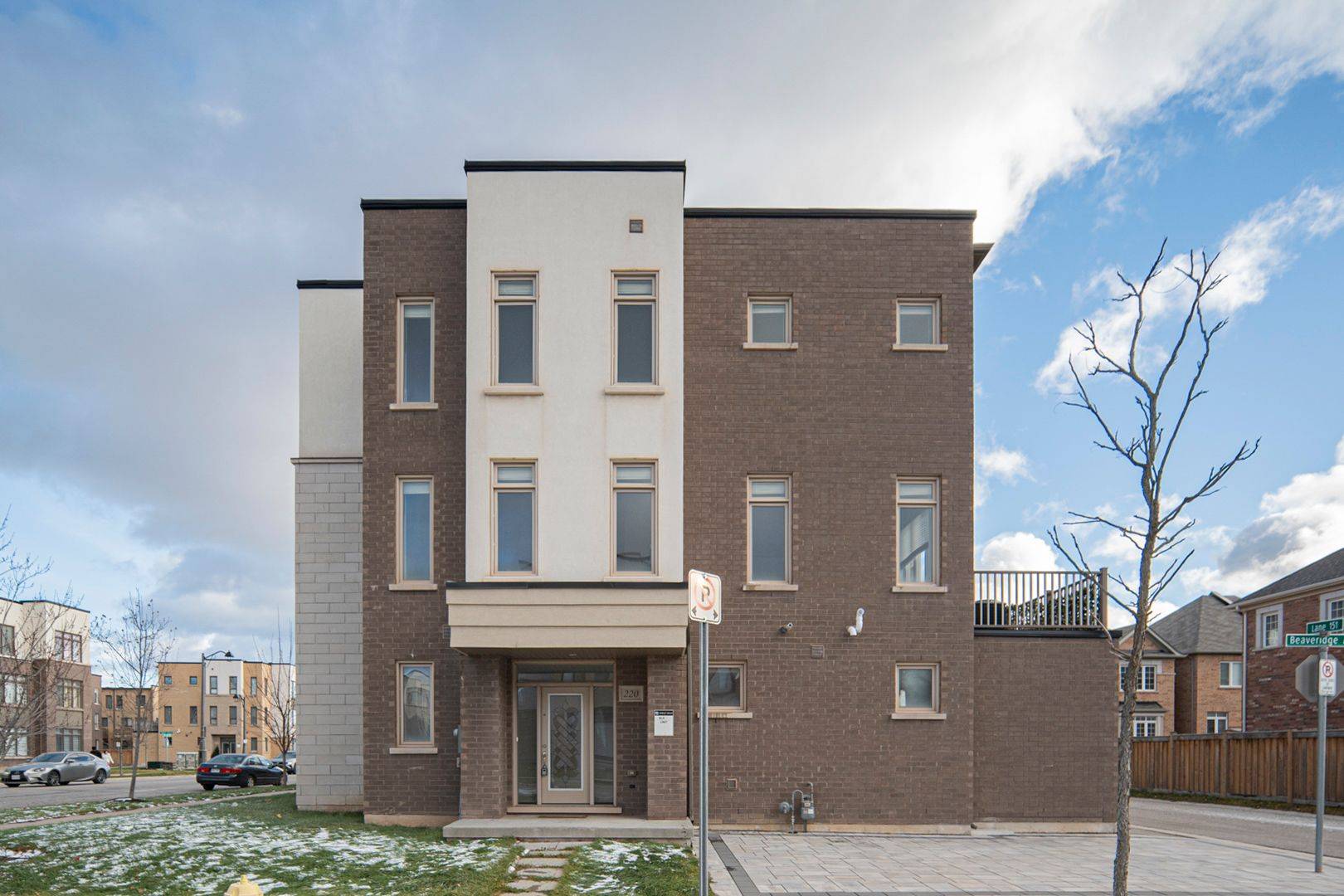 Oakville, ON L6H 7C3,220 Beaveridge AVE