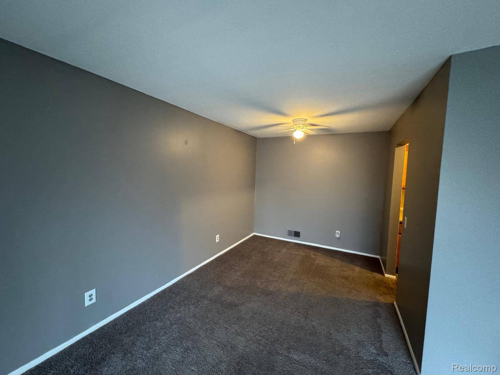 Bloomfield, MI 48304,587 E Fox Hills DR