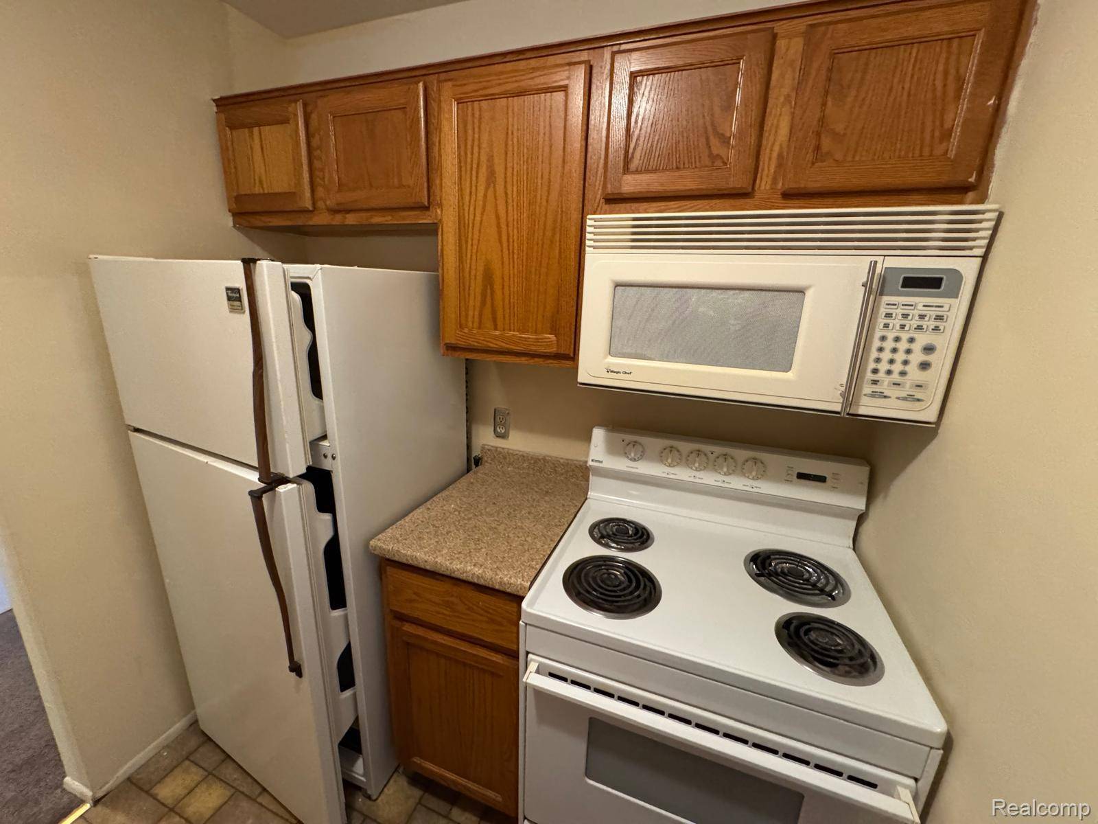 Bloomfield, MI 48304,587 E Fox Hills DR