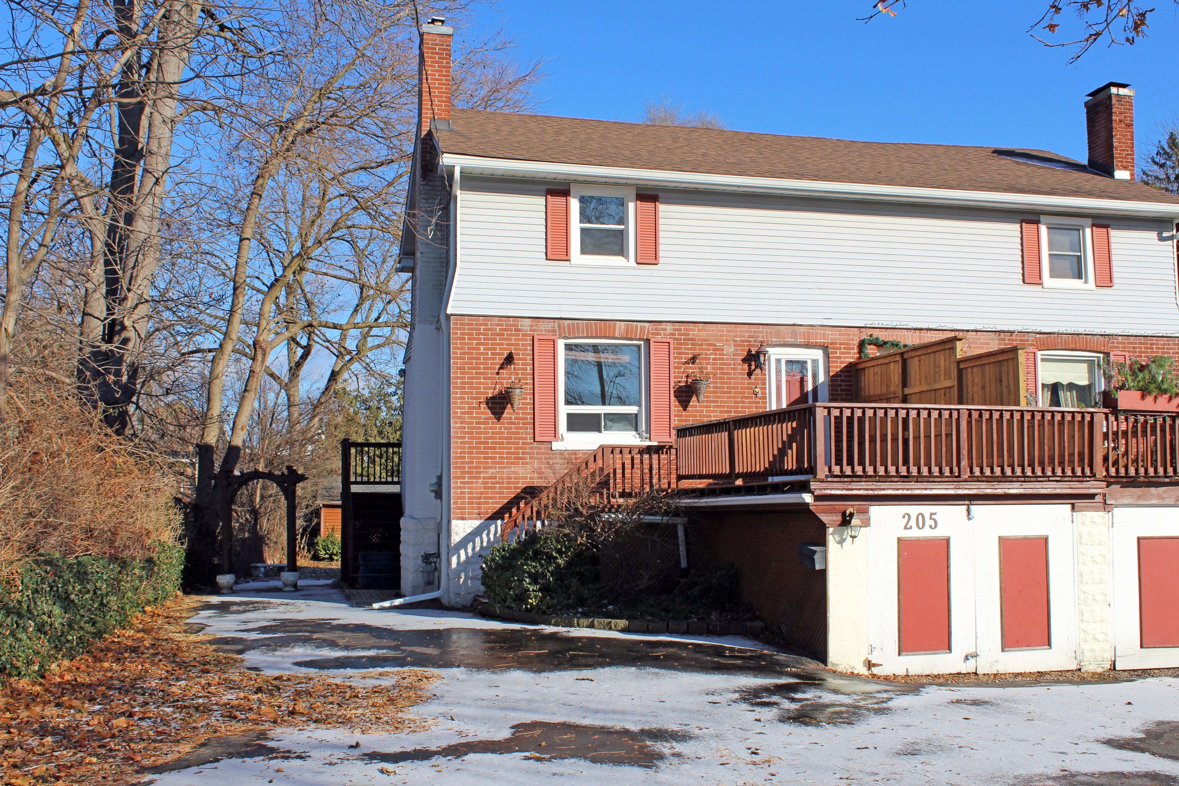 Grimsby, ON L3M 1P5,205 Main ST E