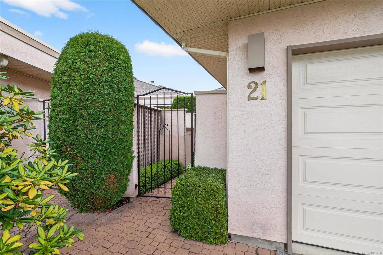 Saanich, BC V8X 5E7,4318 Emily Carr Dr #21