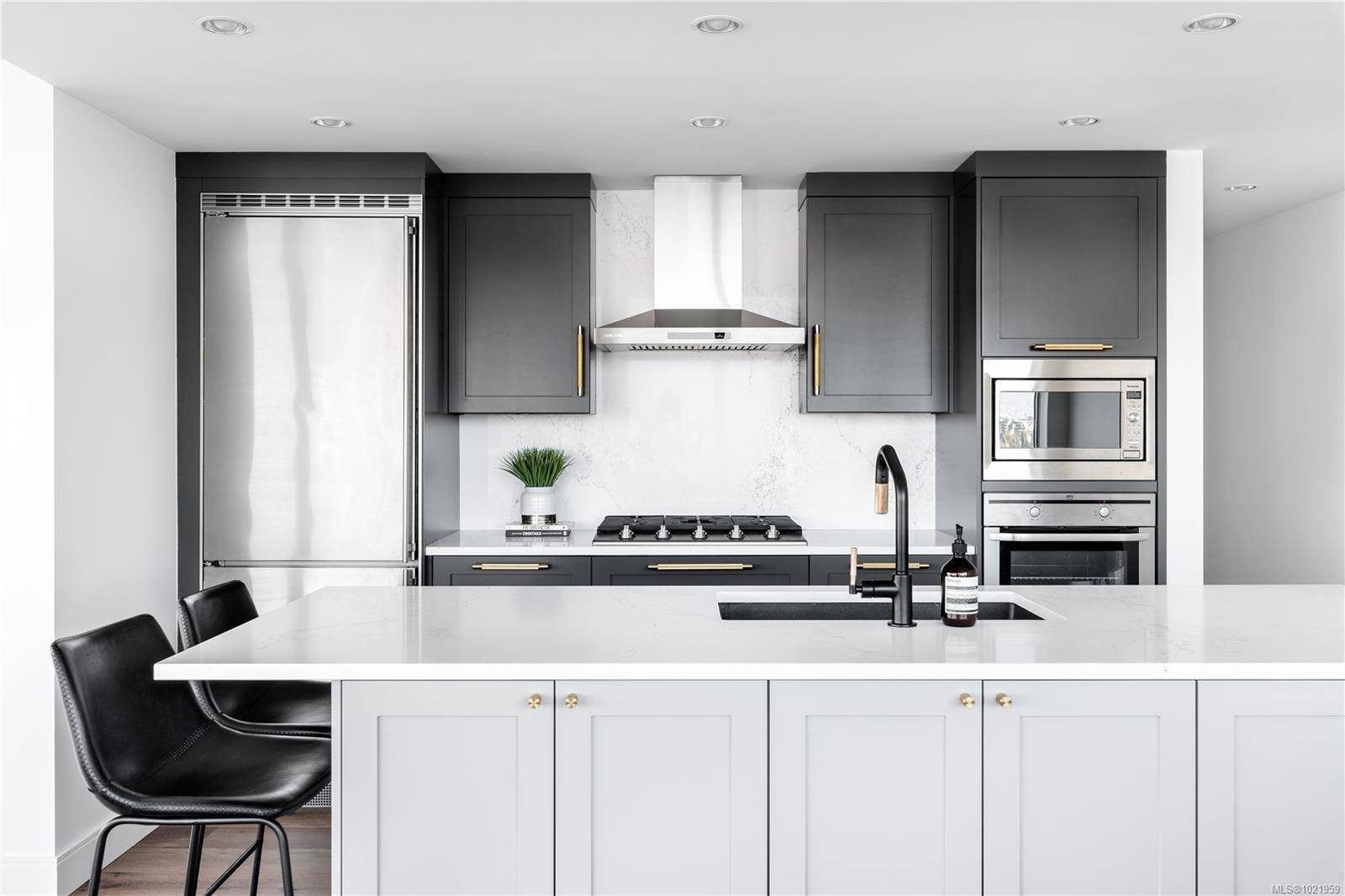 Victoria, BC V8W 0A9,707 Courtney St #1105