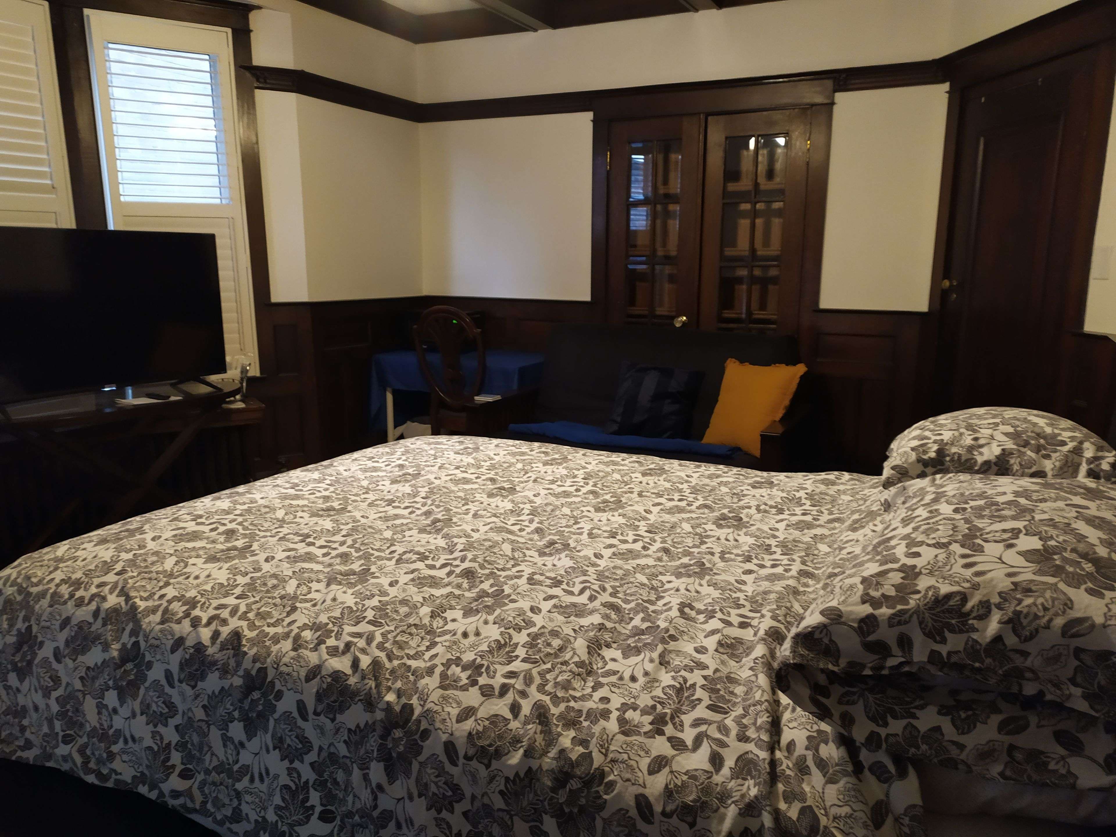 Toronto C01, ON M6G 2N5,335 Palmerston BLVD #Back Studio Apartment