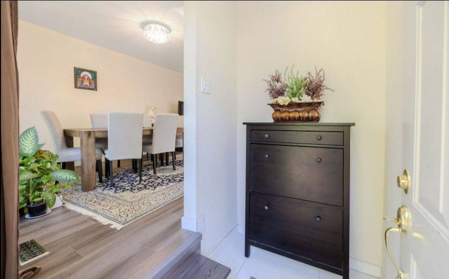 Aurora, ON L4G 2B2,25 Bailey CRES