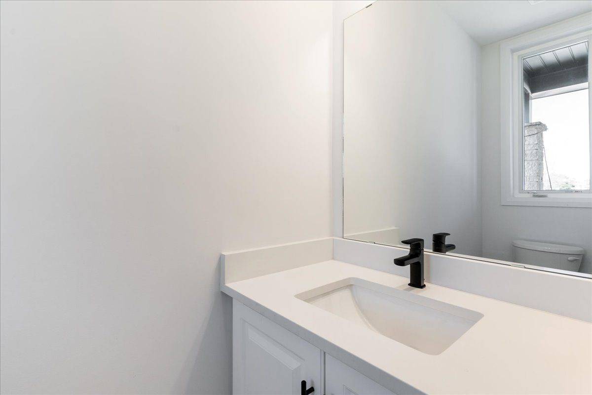 Hamilton, ON L9C 0E9,3 Southam LN