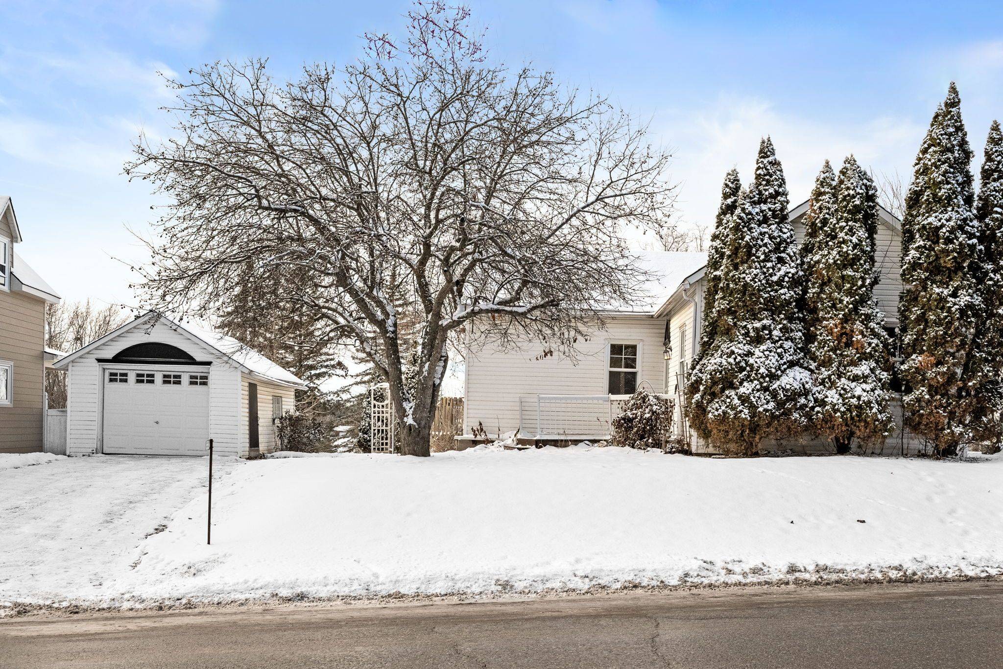 Manotick - Kars - Rideau Twp And Area, ON K4M 1A4,5584 Manotick Main ST