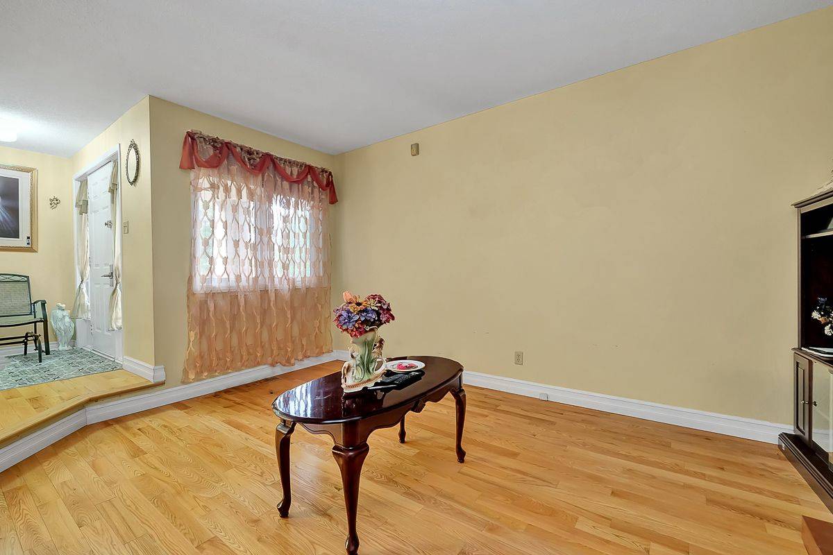 Orleans - Convent Glen And Area, ON K1C 5R8,6096 Meadowhill CRES