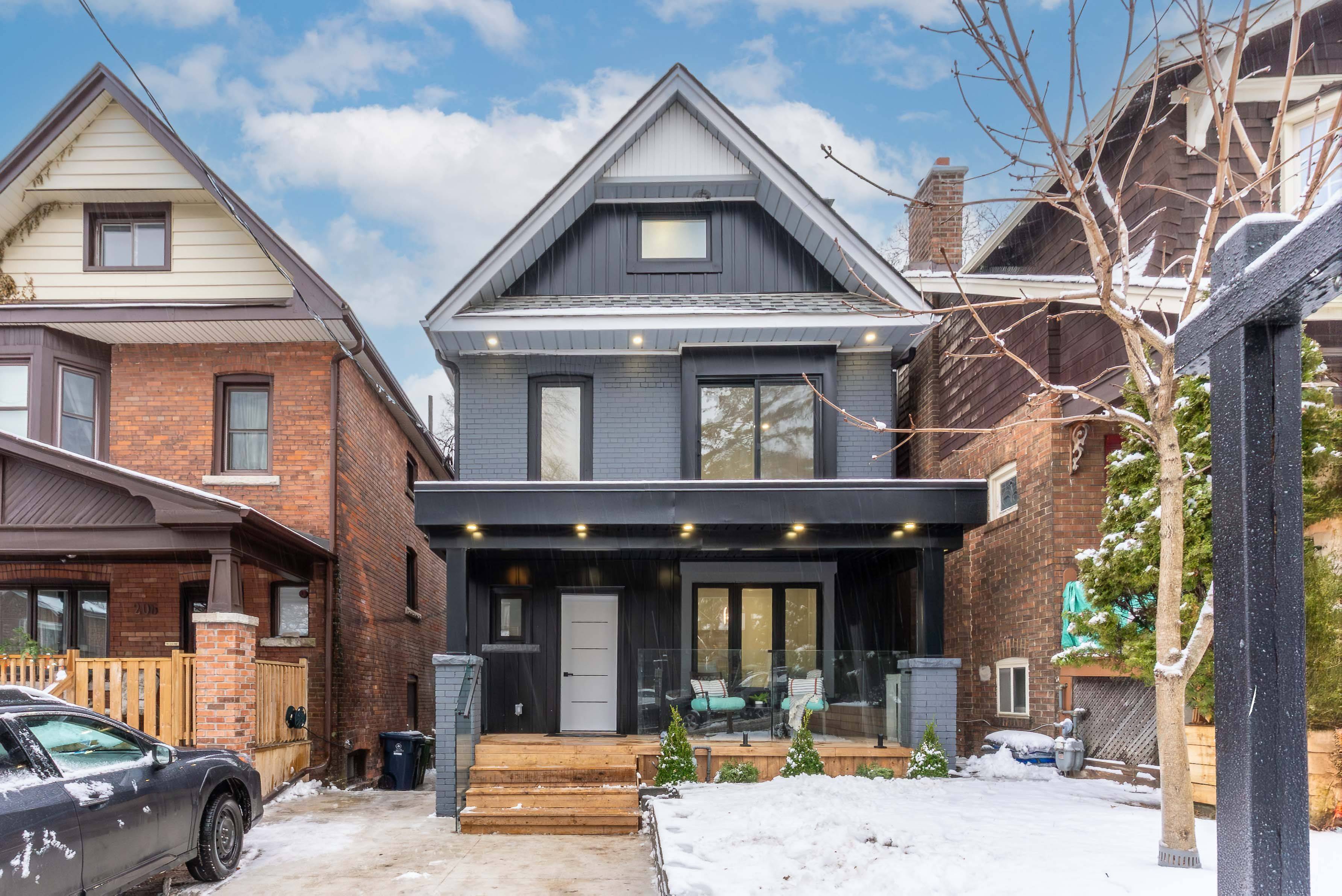 Toronto E02, ON M4L 3C6,208 Gainsborough RD