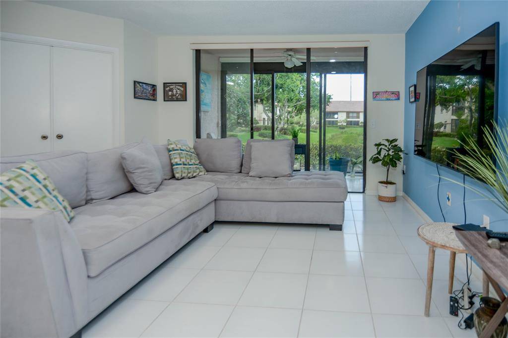 Boynton Beach, FL 33437,5147 Europa Dr #B