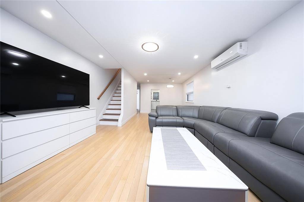 Staten  Island, NY 10305,72 Zoe ST