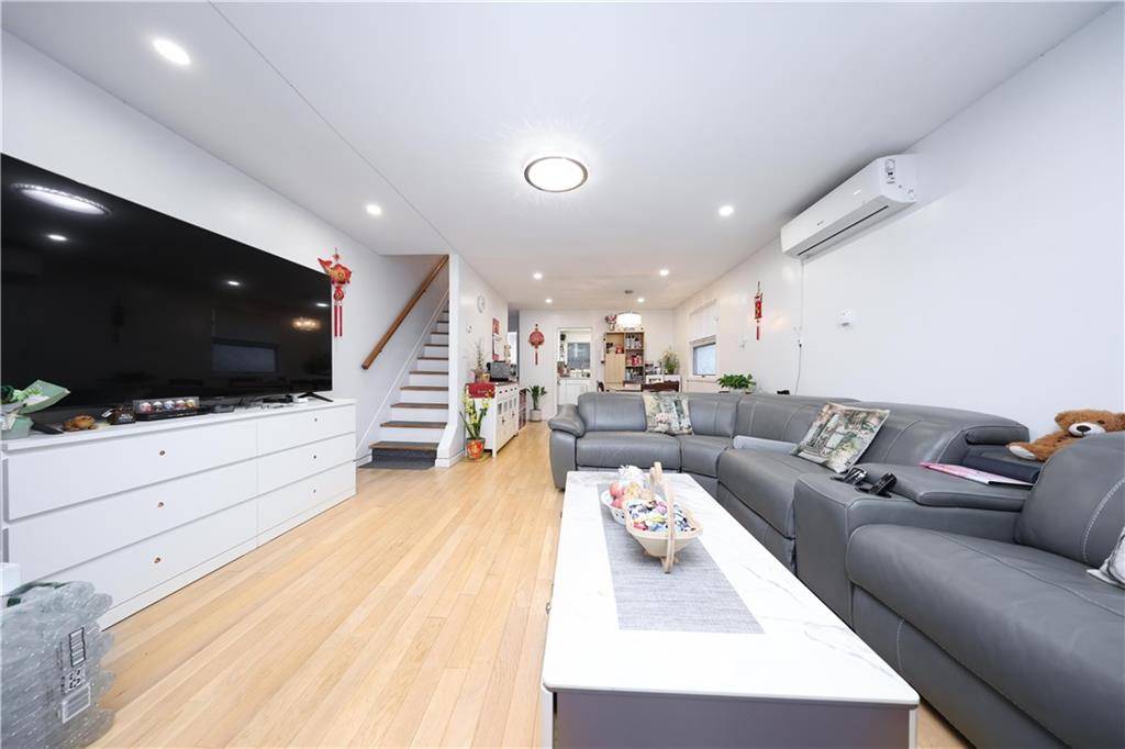 Staten  Island, NY 10305,72 Zoe ST