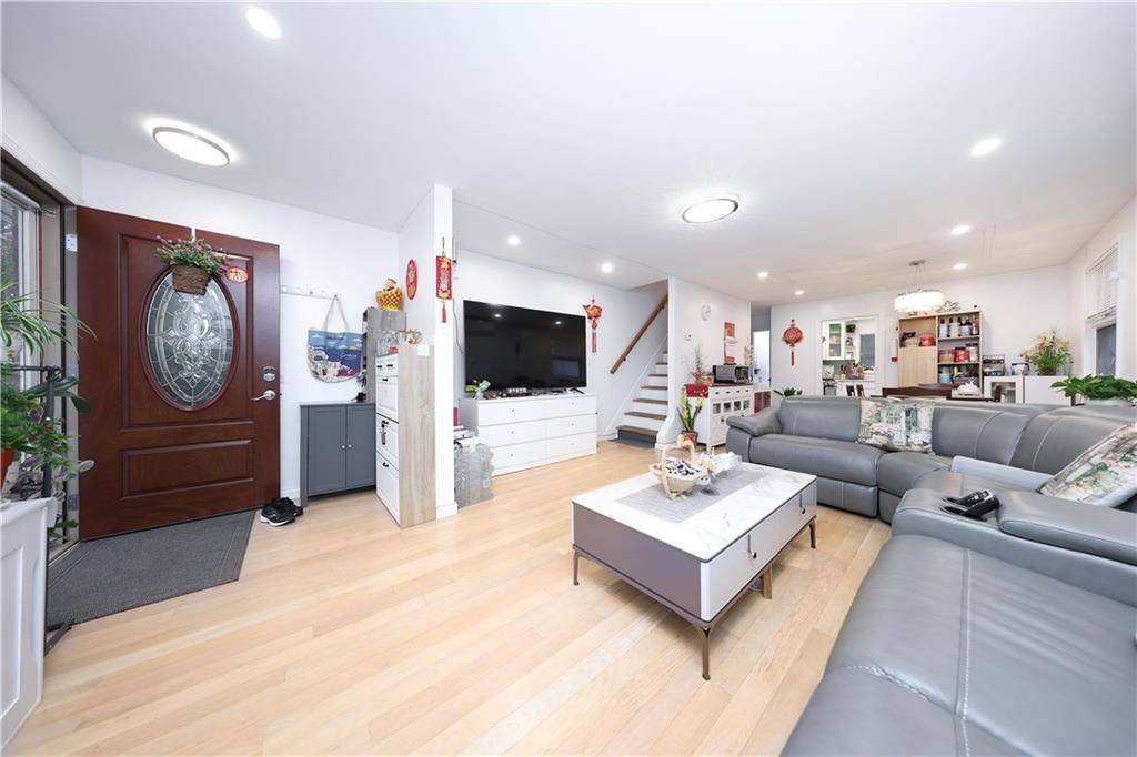 Staten  Island, NY 10305,72 Zoe ST